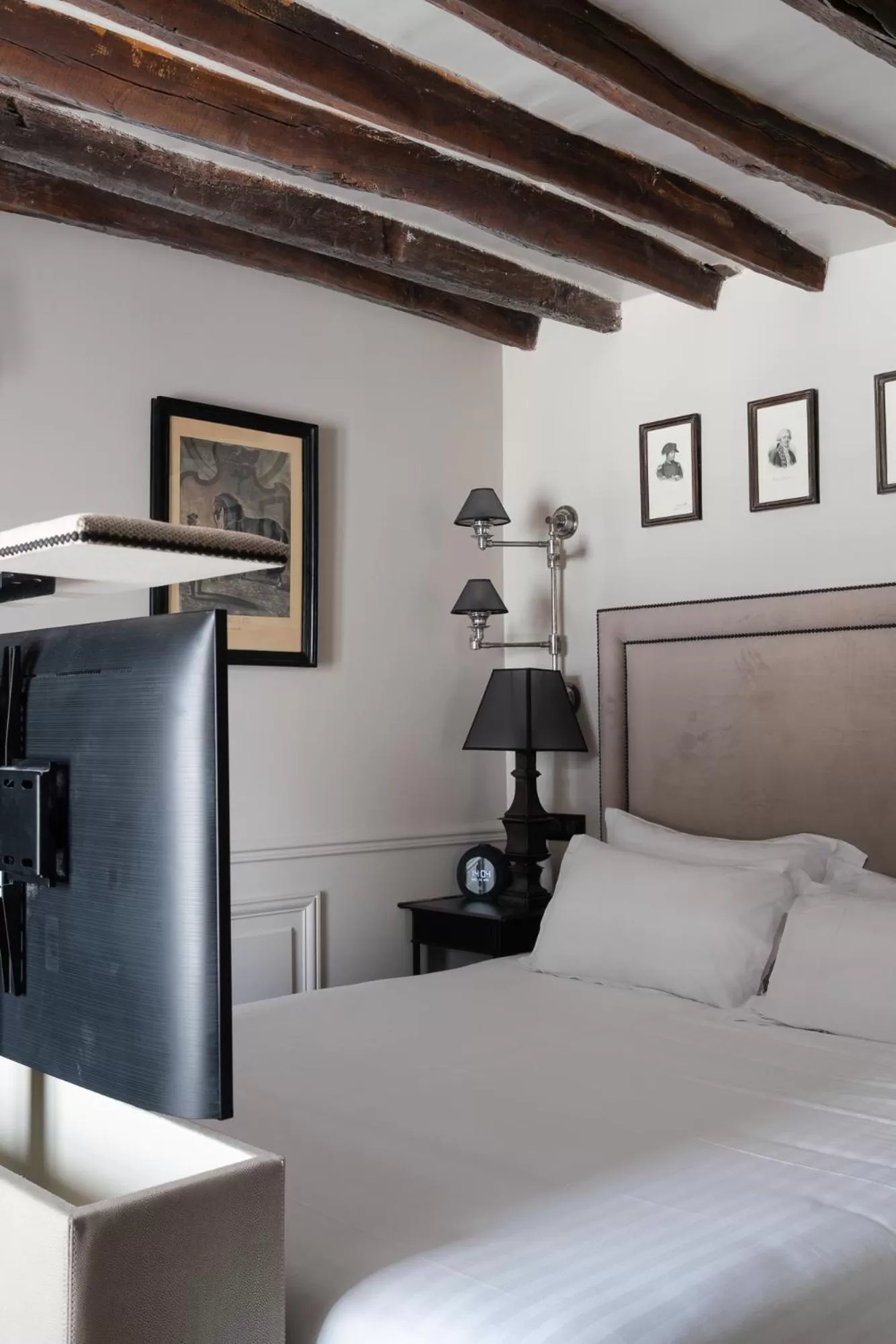 Bed in Hotel Saint-Louis en L'Isle - Notre-Dame