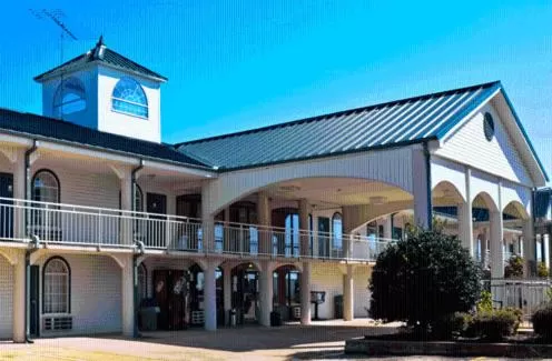 Property building in Americana Inn - Henderson