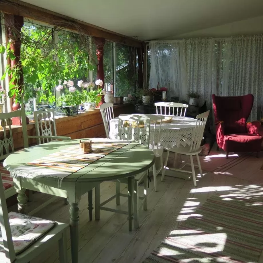 Dining area in Woodstock B&B & Studio Apartments