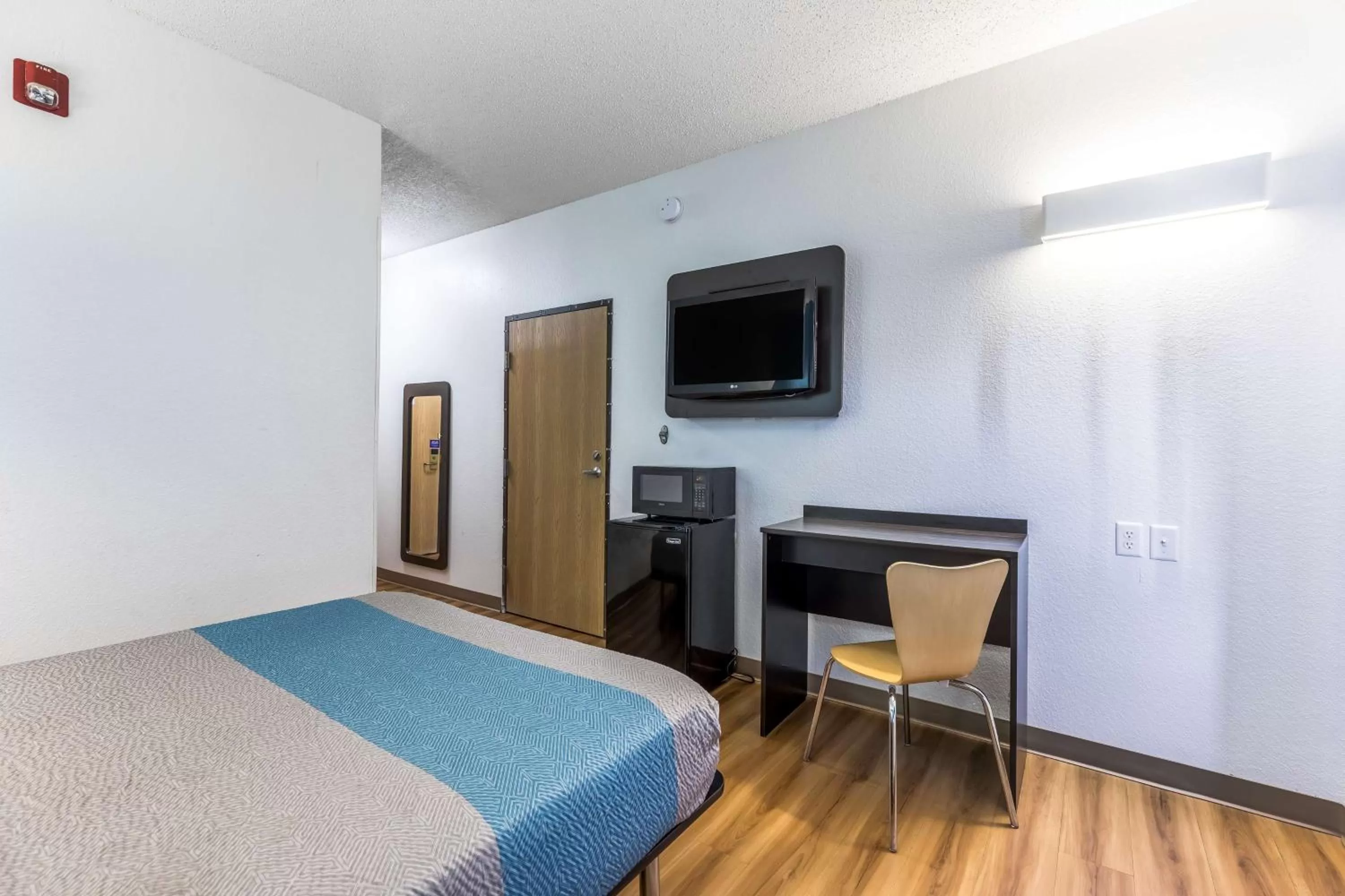 Bedroom, Bed in Motel 6-Indianapolis, IN - Southport
