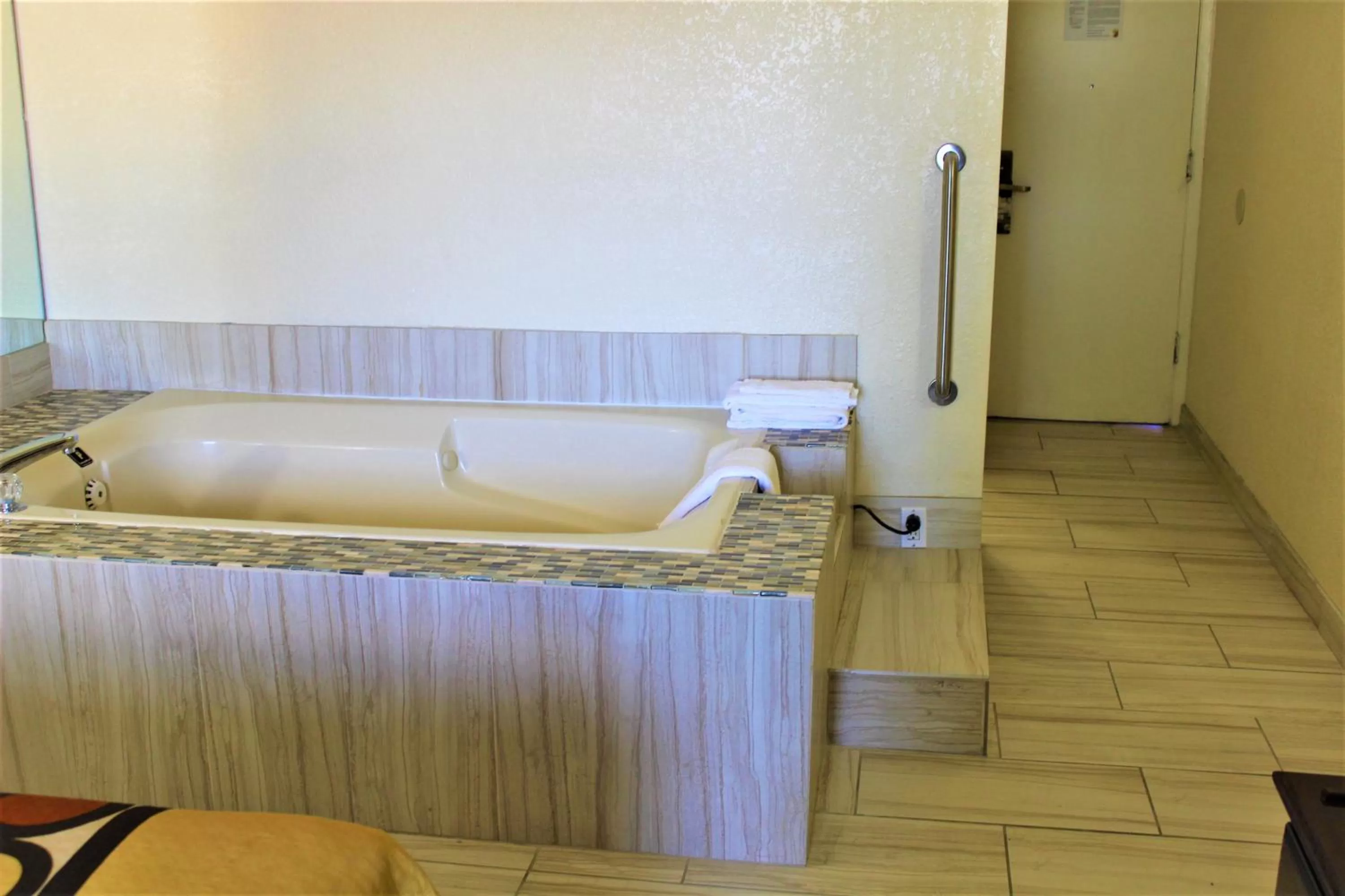 Hot Tub, Bed in Super 8 by Wyndham Ft Stockton