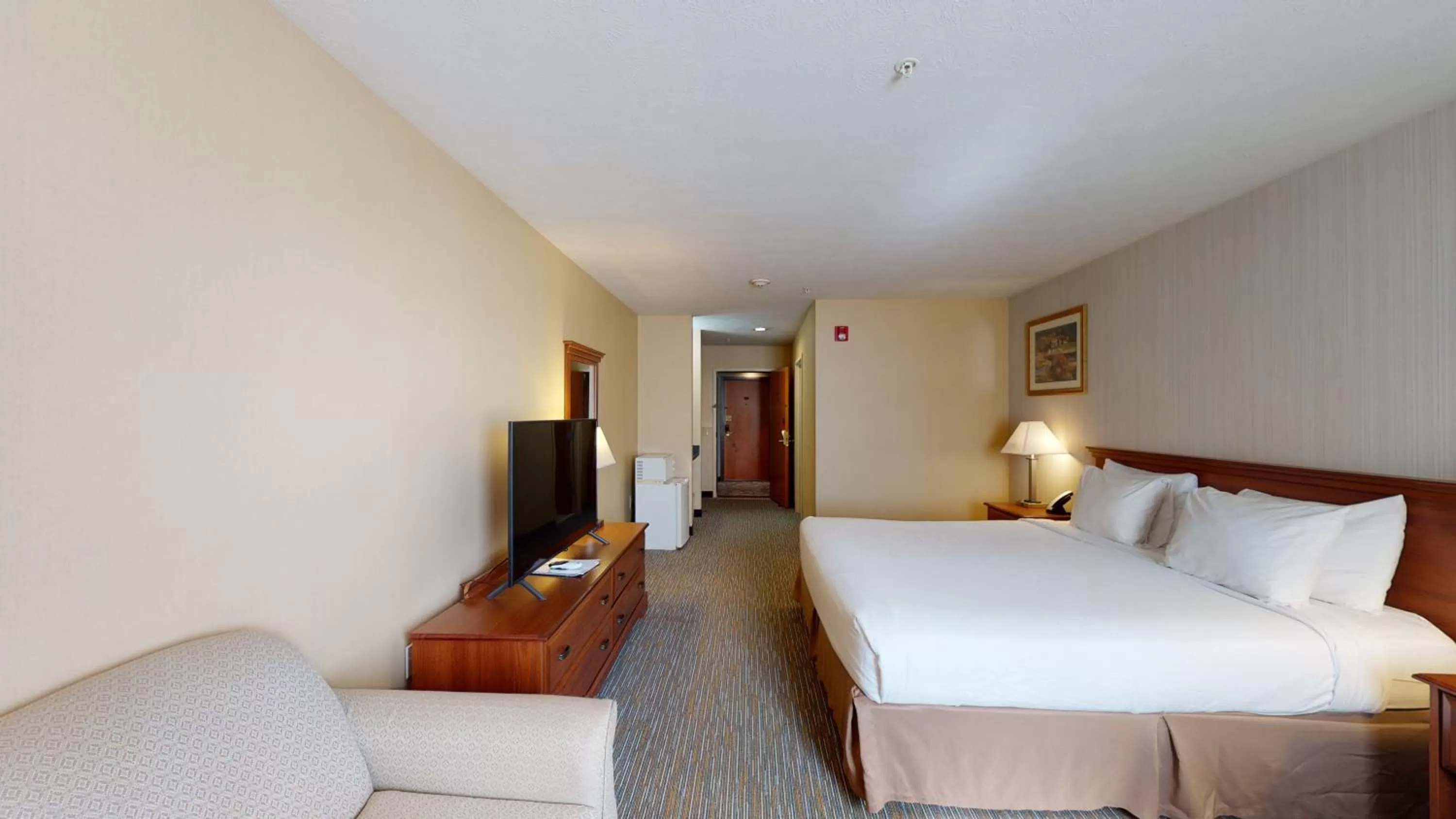 Photo of the whole room, Bed in Ramada by Wyndham Strasburg - Shenandoah Valley