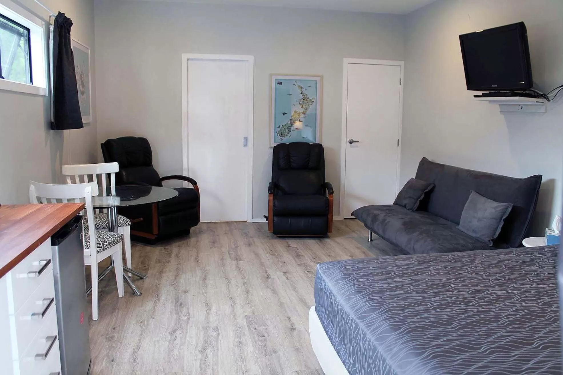 TV and multimedia, TV/Entertainment Center in Marlborough Wine Country B&B