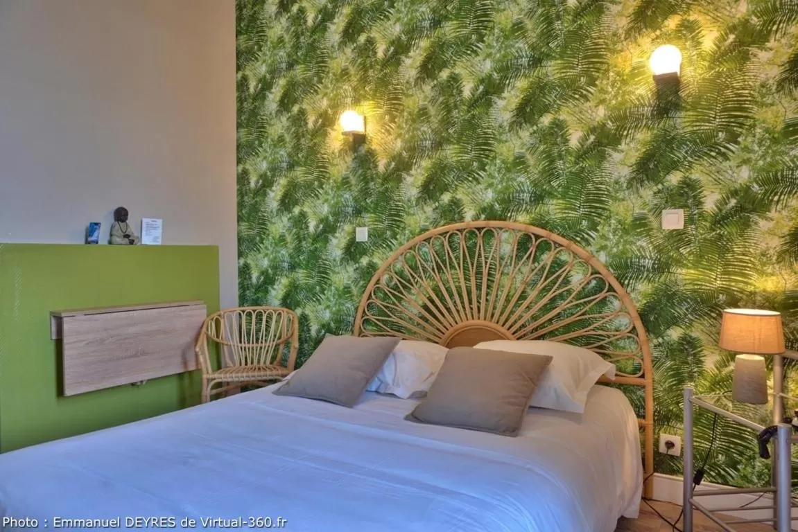 Bed in Hôtel de Bretagne - anciennement Queen Serenity Hotel