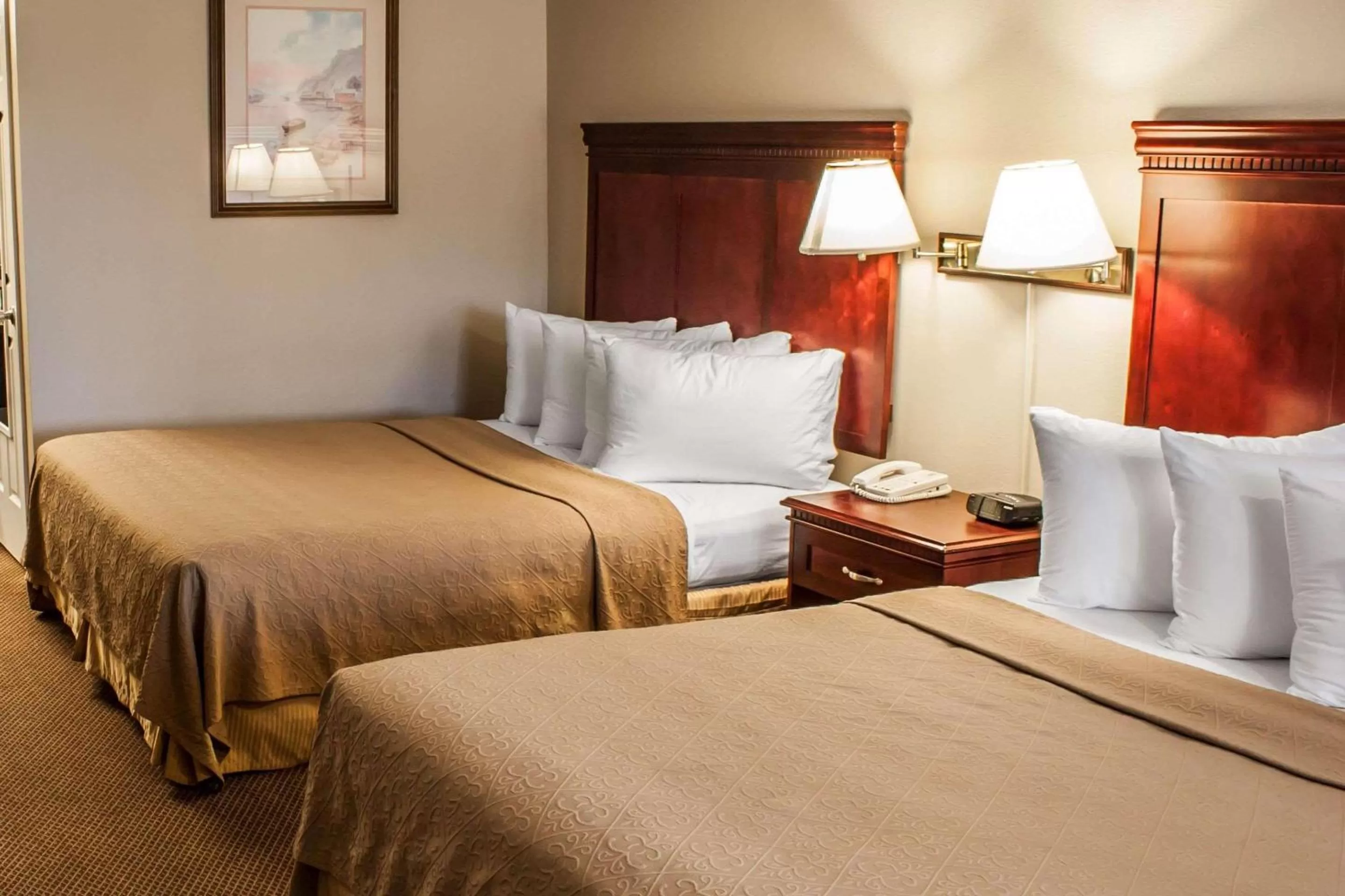 Photo of the whole room, Bed in Quality Inn & Suites Fife Seattle