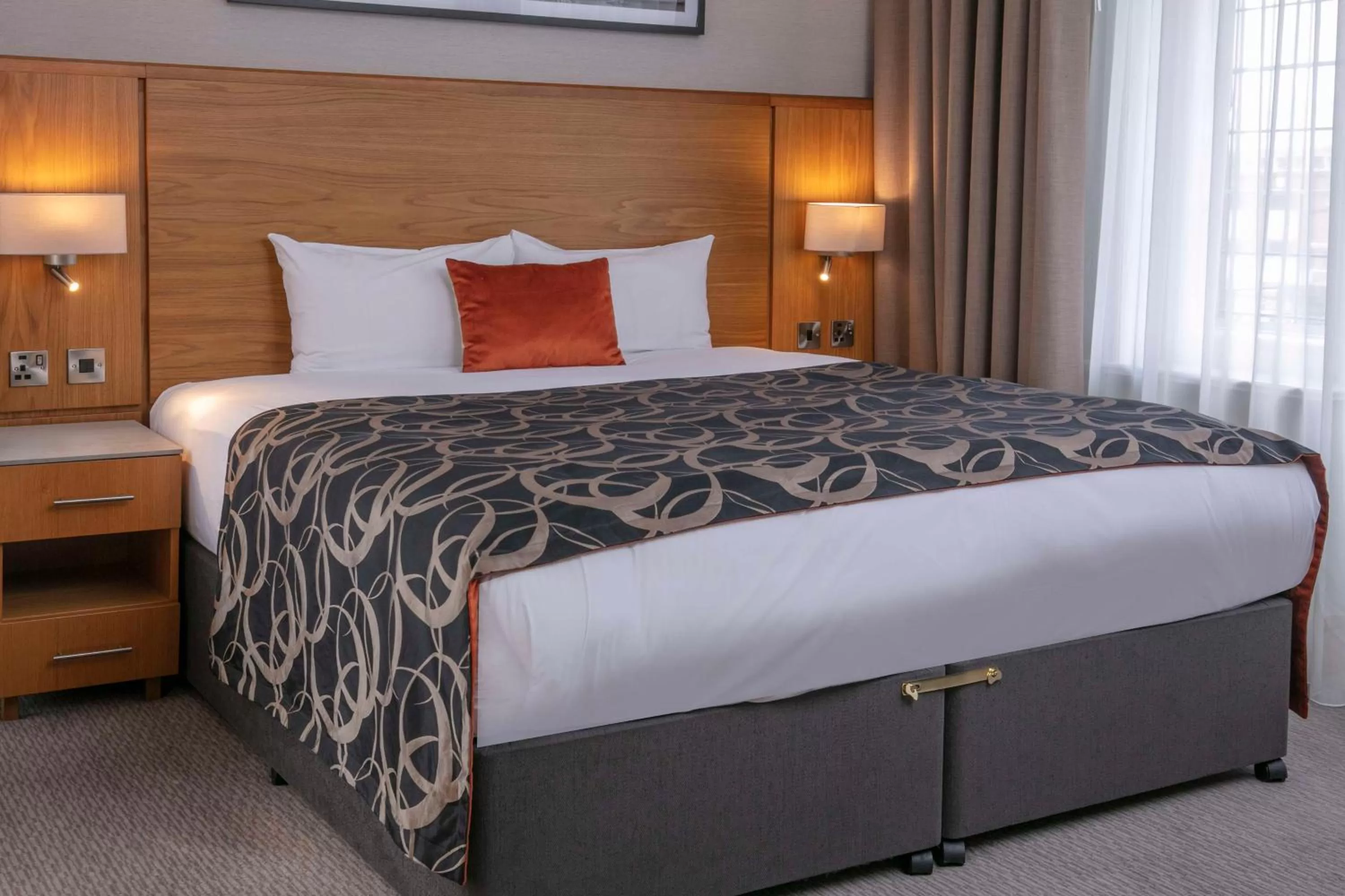 Bedroom, Bed in The Crown London, WorldHotels Distinctive