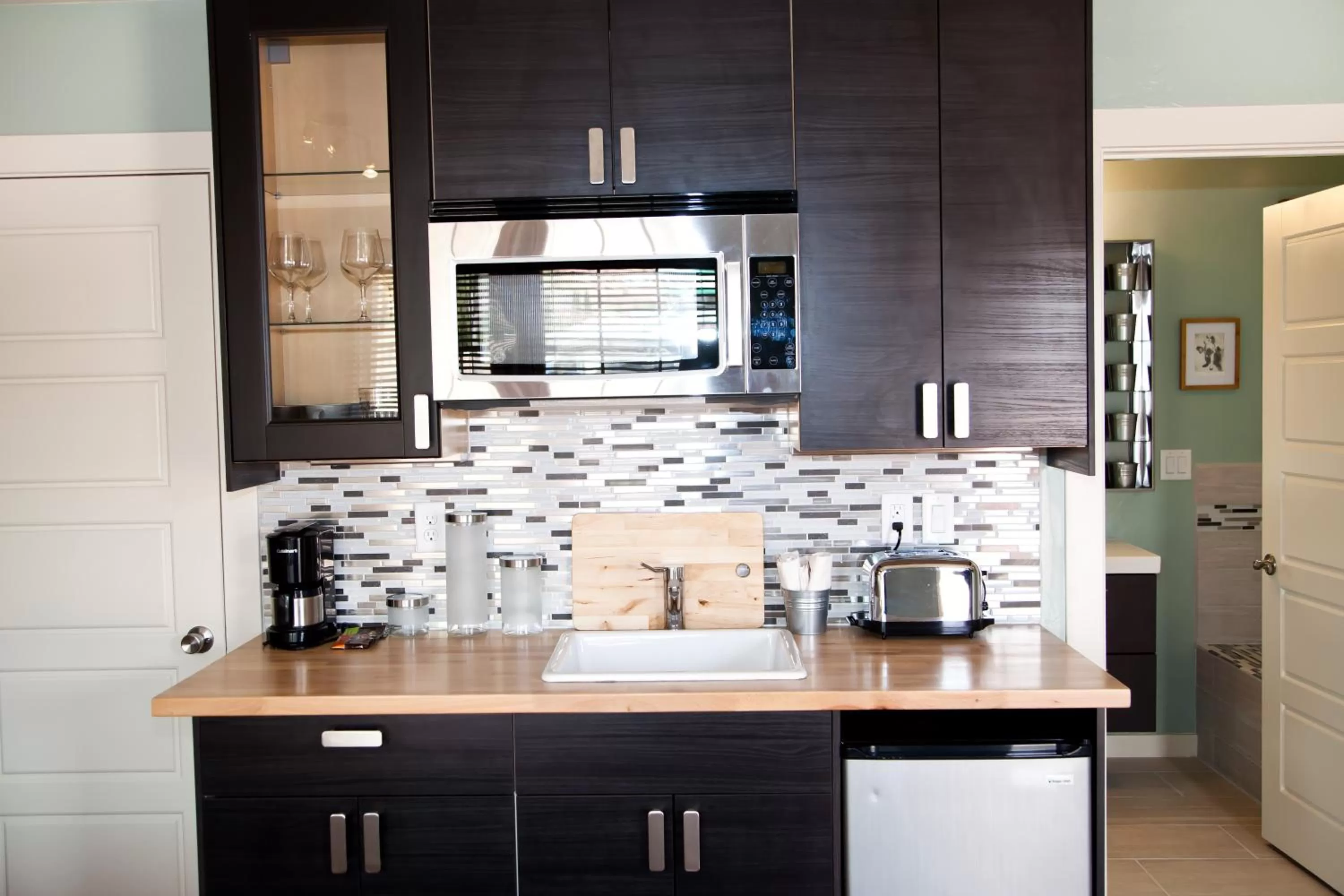 Coffee/tea facilities, Kitchen/Kitchenette in The Flagstone Boutique Inn & Suites