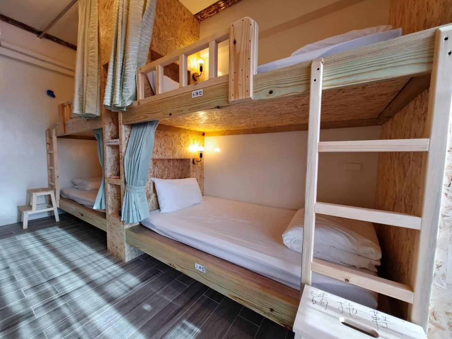 Photo of the whole room, Bed in 墾丁秋莊會館 附限量停車位 不保證有位置 無法事先預留 背包房無車位 預訂後記得加Line聯繫