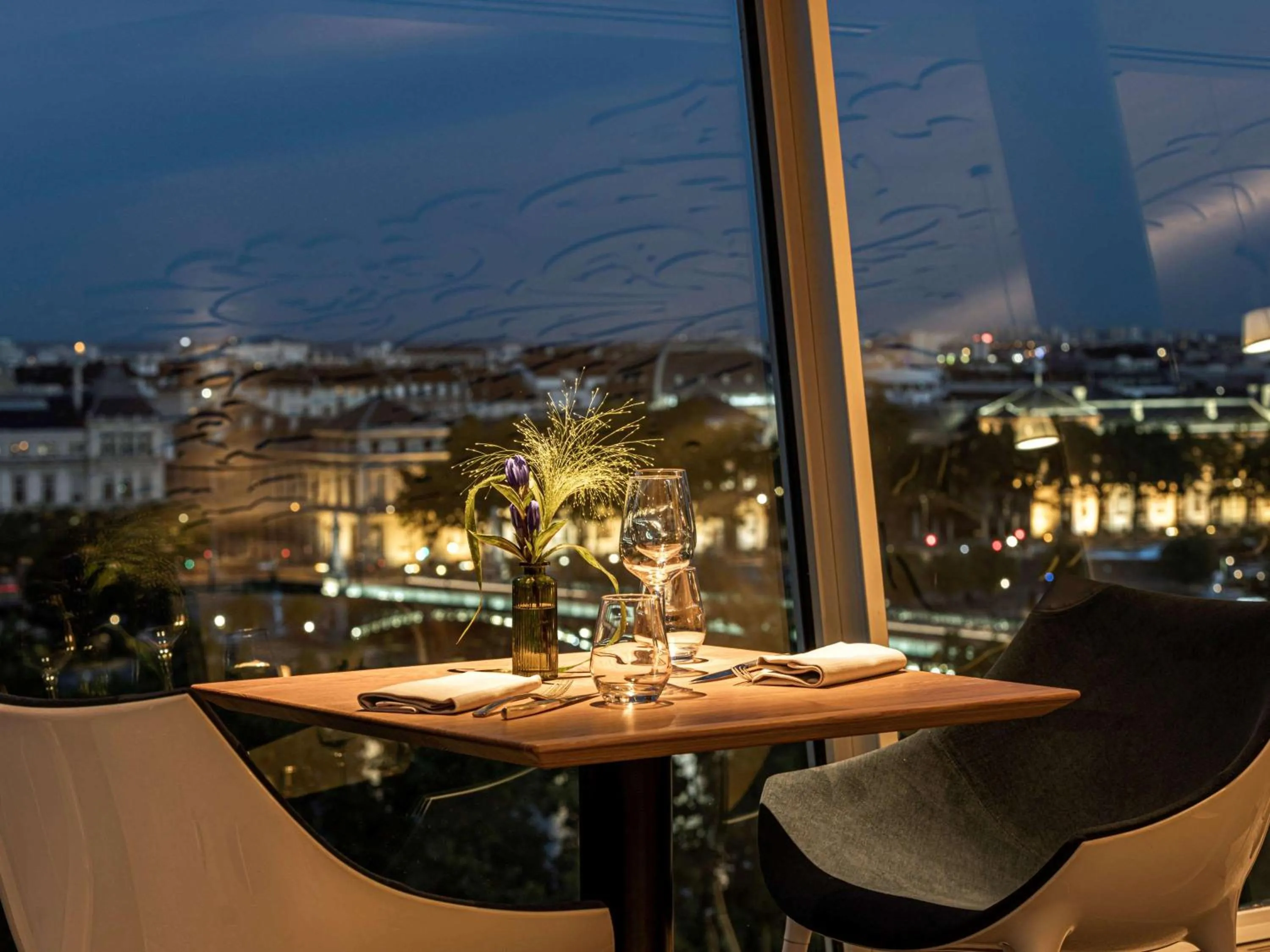 Restaurant/places to eat in Sofitel Lyon Bellecour