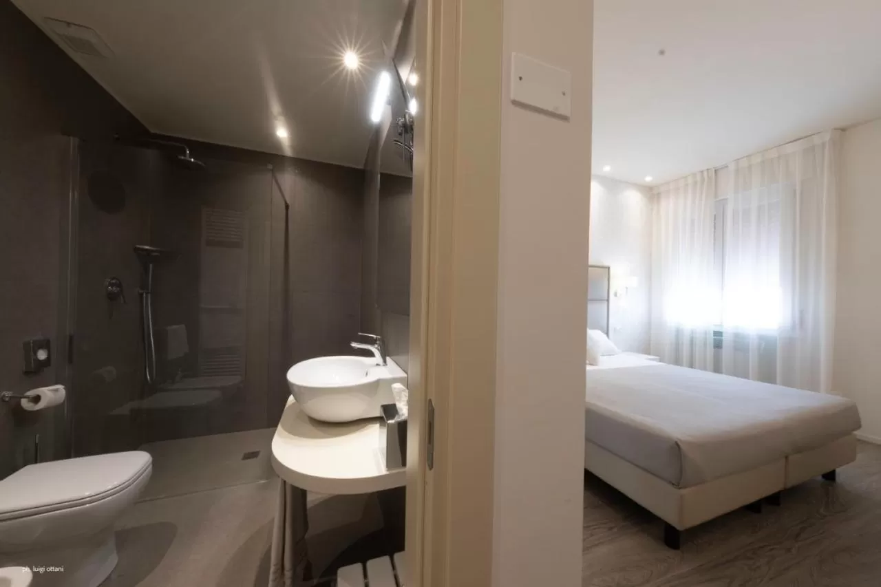 Shower, Bed in Hotel Globo