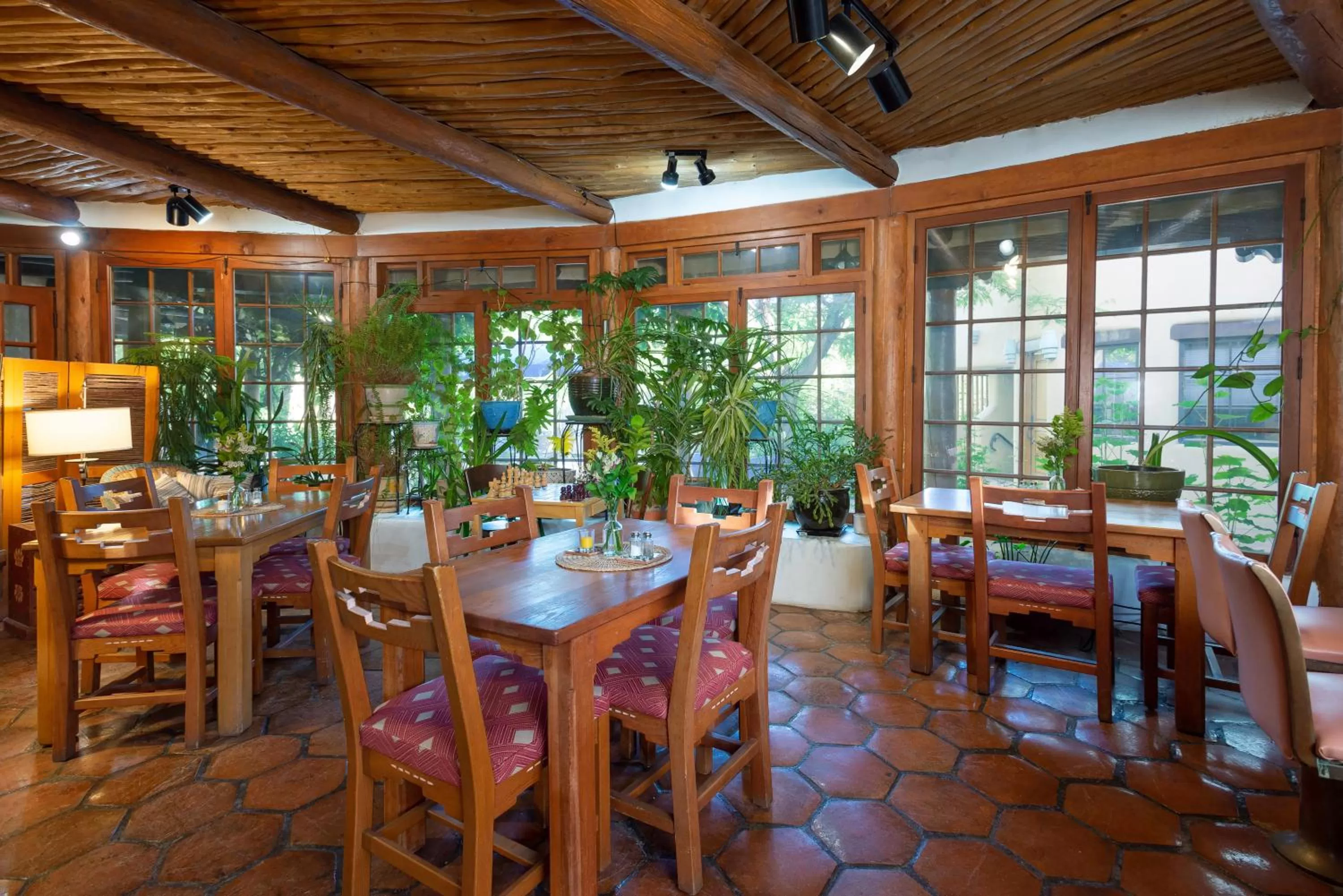 Communal lounge/ TV room in Inn on La Loma Plaza