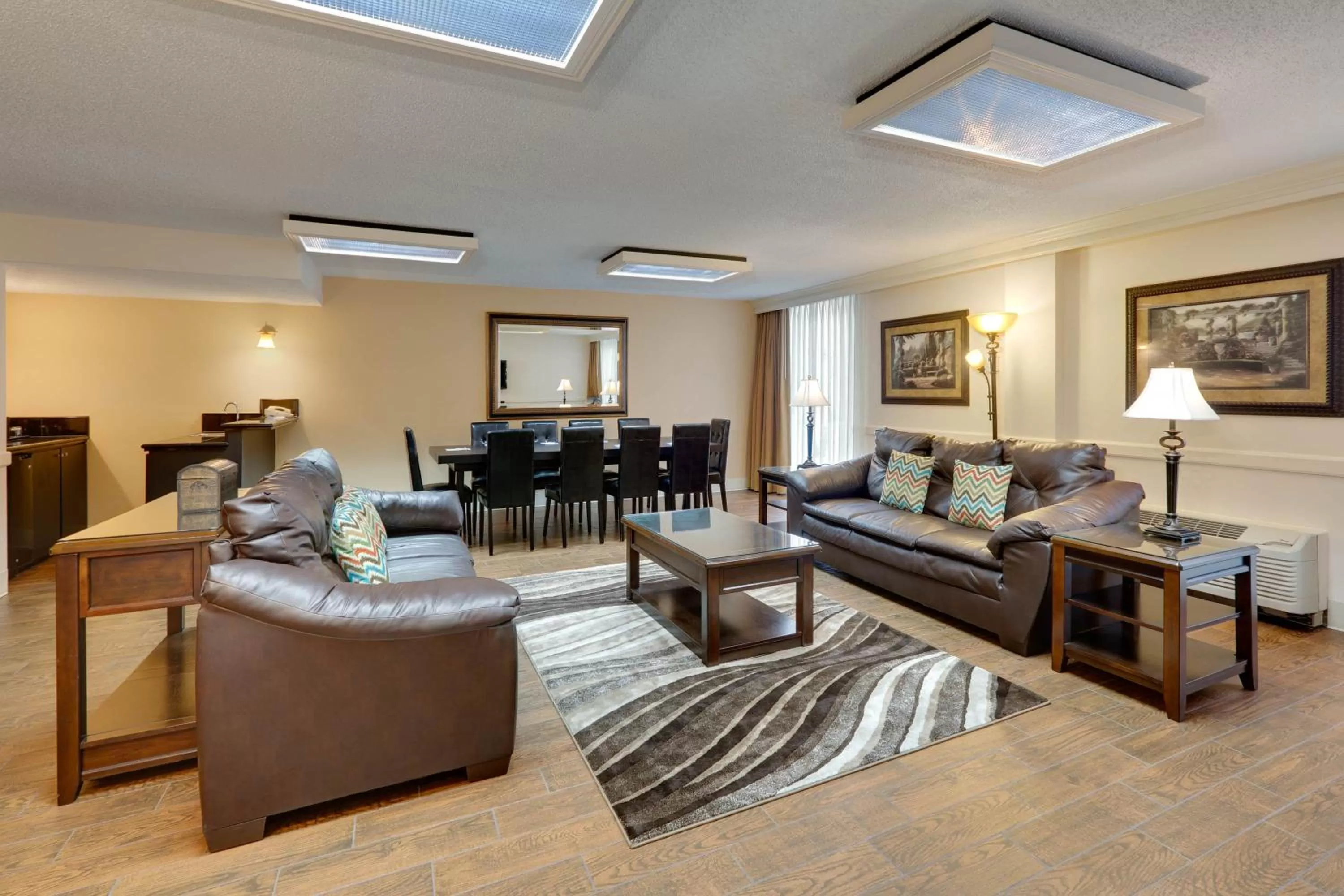 Living room in Wyndham Riverfront Hotel