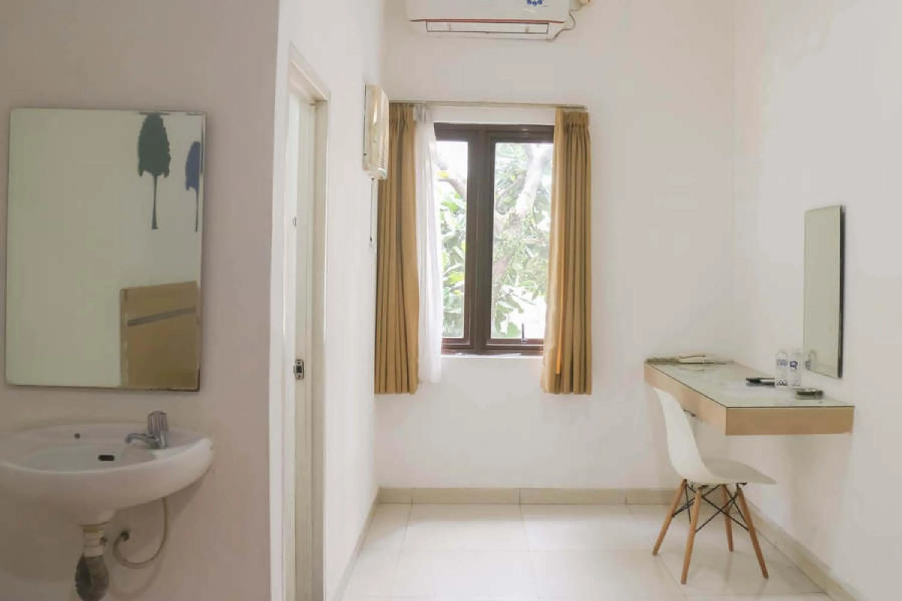 Double Room in RedDoorz near Alun Alun Bandung 3