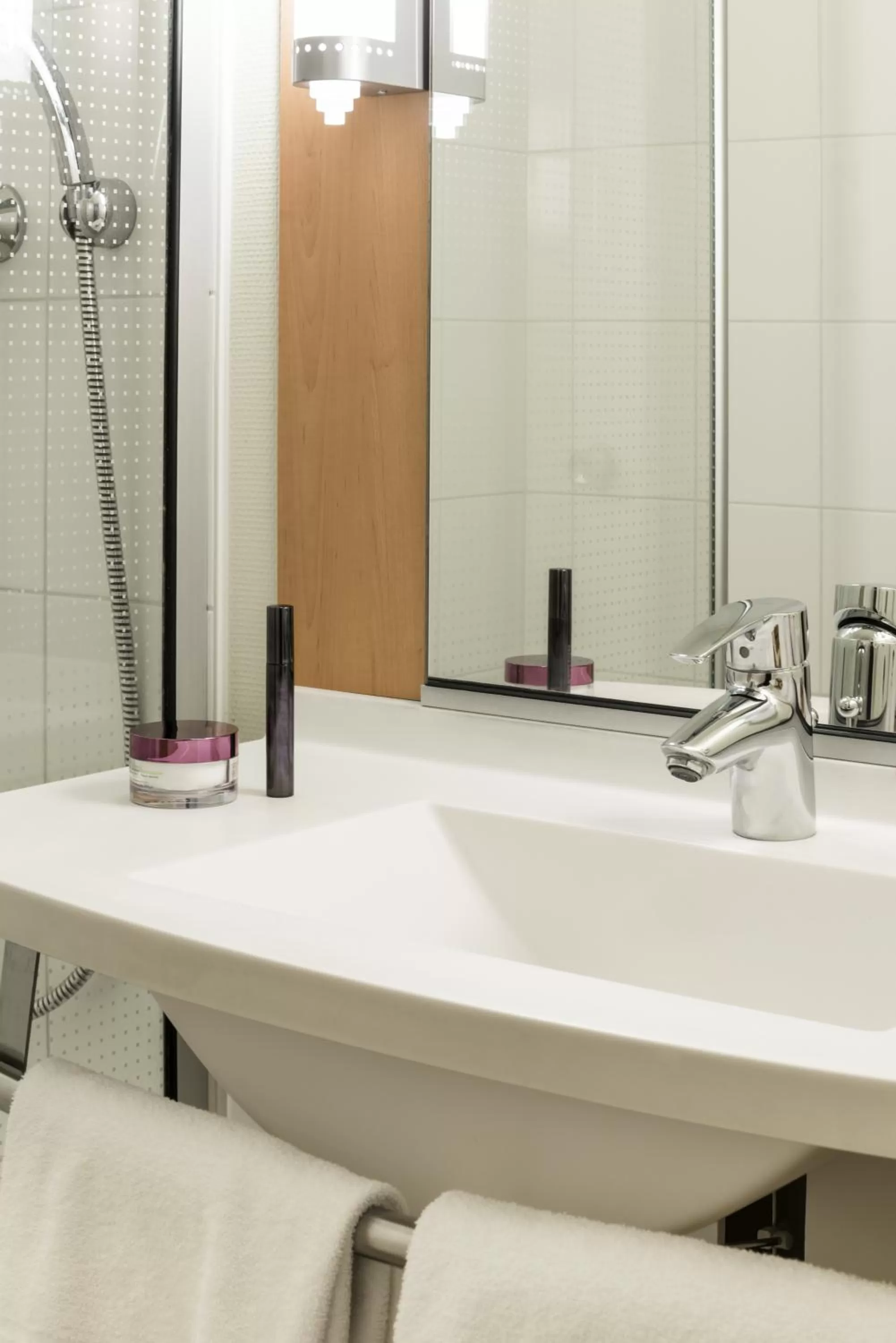 Shower in ibis Angers Centre Chateau