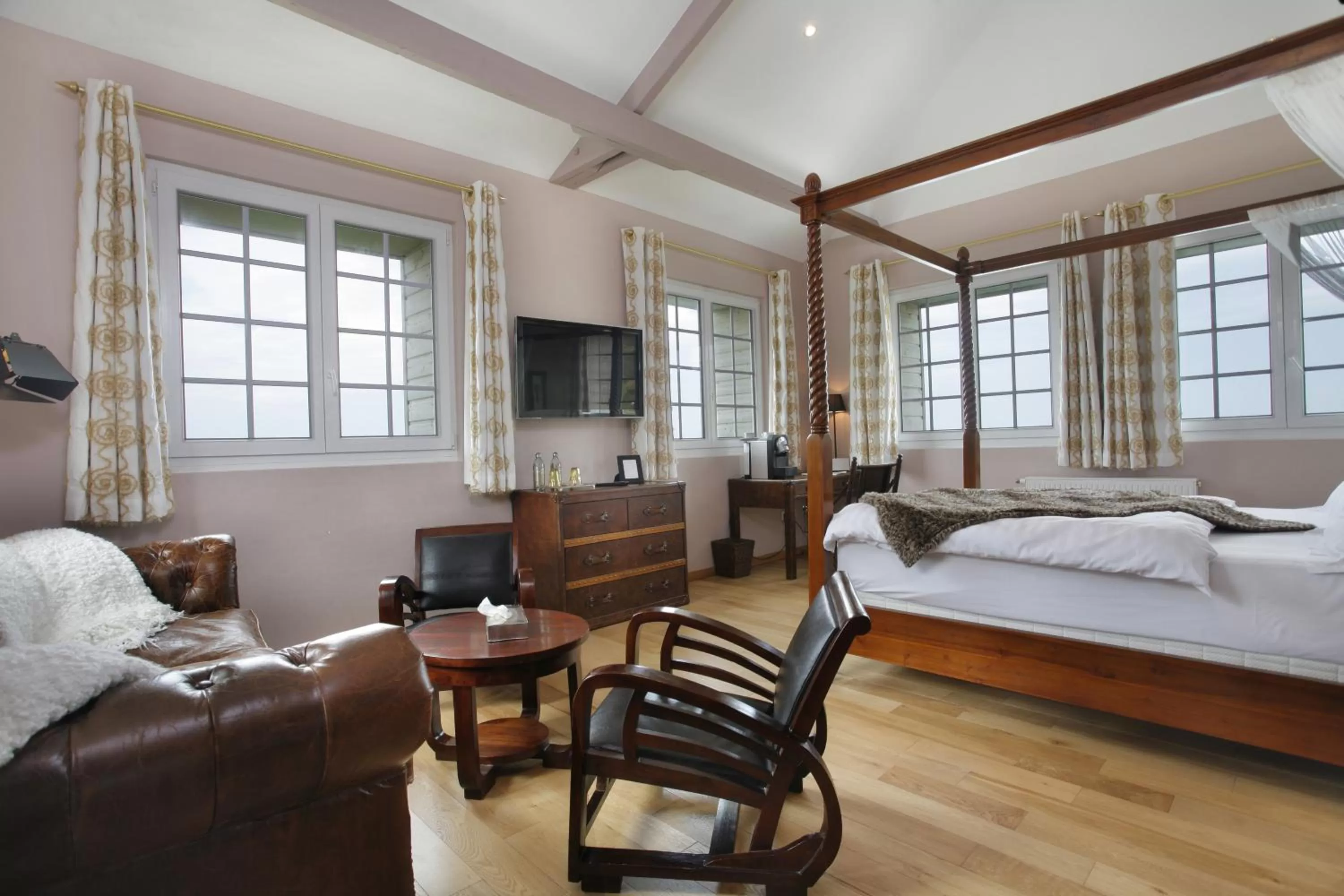 Bed in The Originals Hôtel Le Cise Restaurant Chambres et Suites