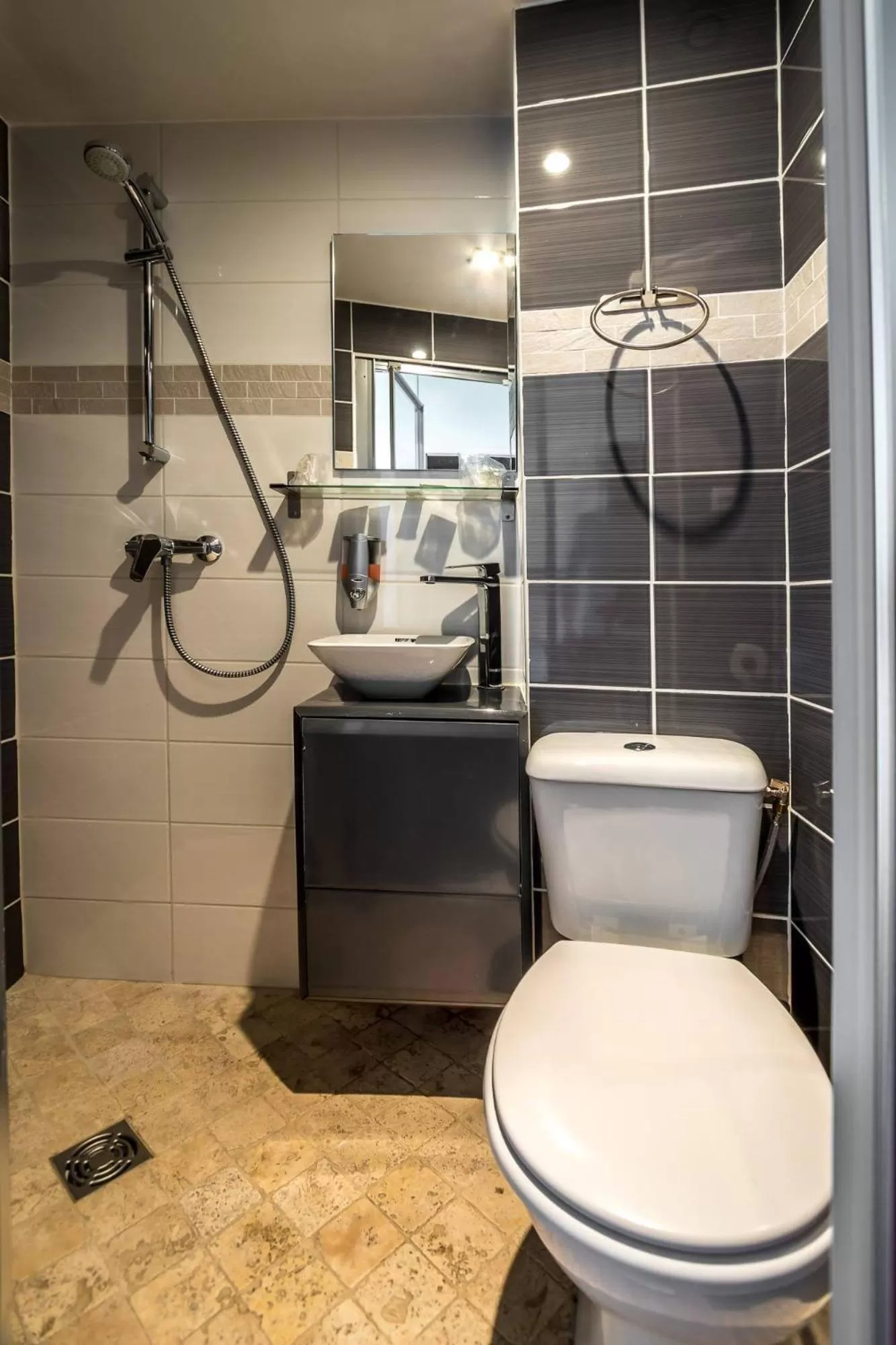 Bathroom in Hôtel des Moulins