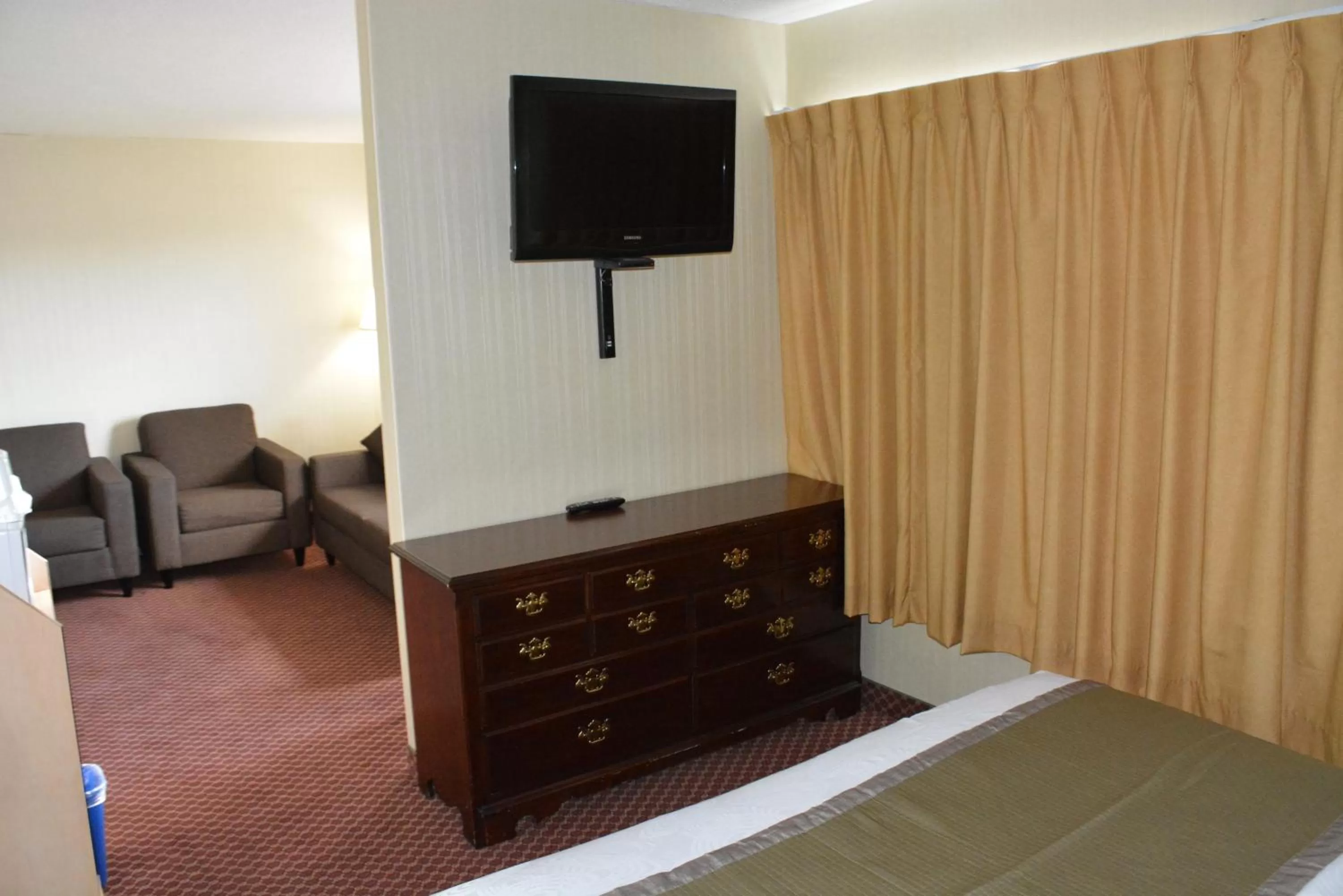Bedroom in Travelodge by Wyndham Lethbridge