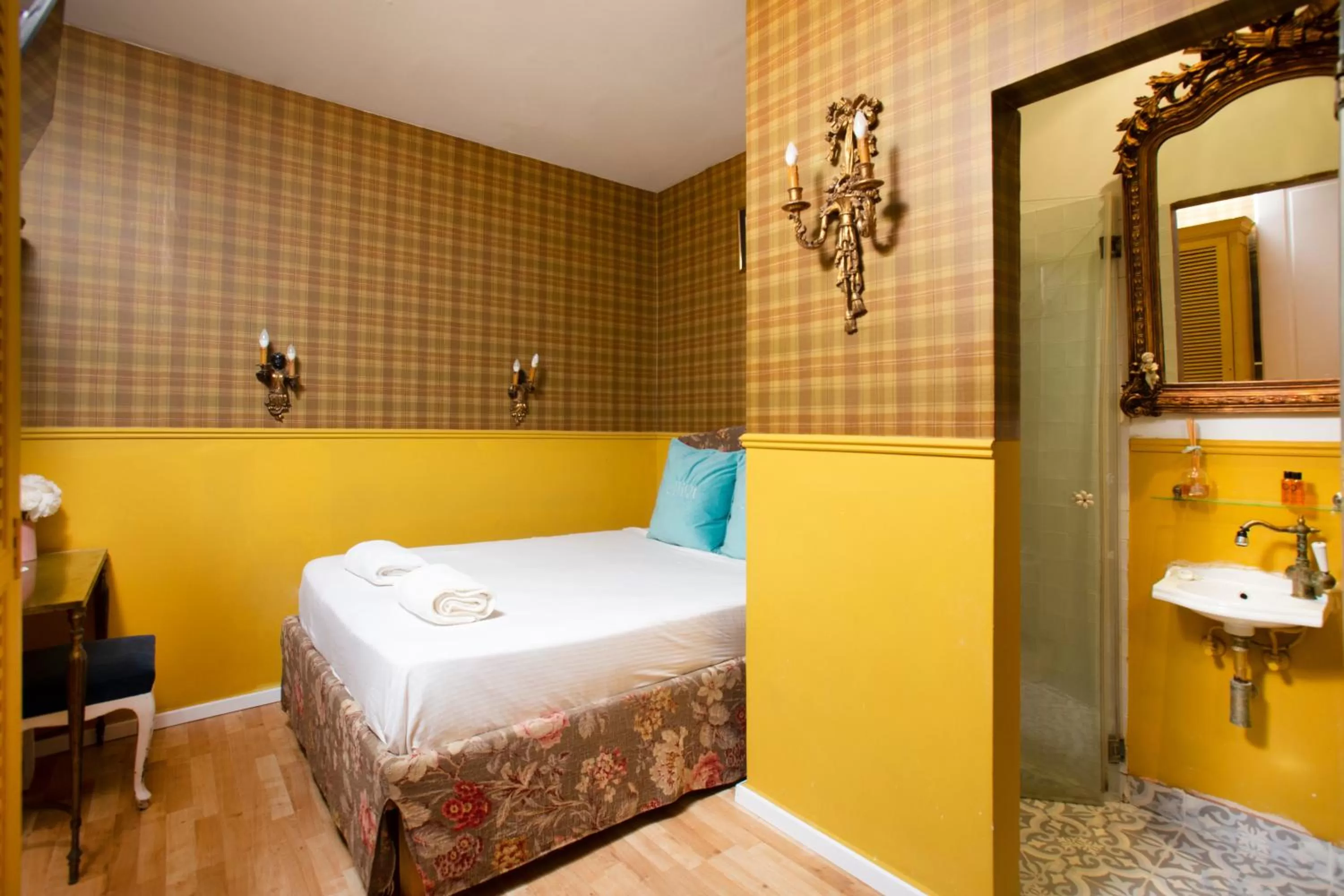 Shower in The Elliot - Adults only