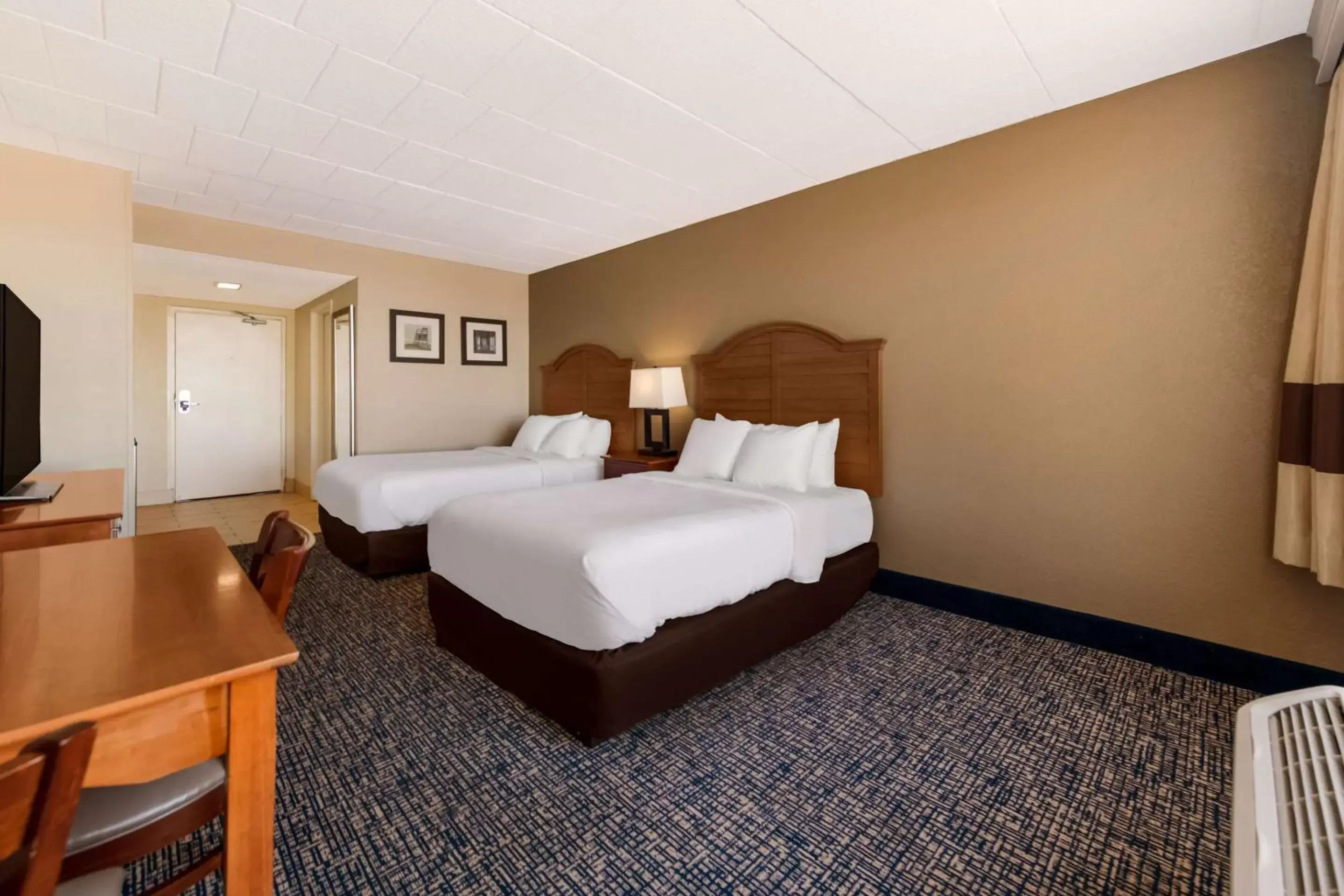 Room with Two Double Beds with Street View - Pet Friendly in Comfort Inn South Oceanfront Room with Two Double Beds with Street View - Pet Friendly in Comfort Inn South Oceanfront