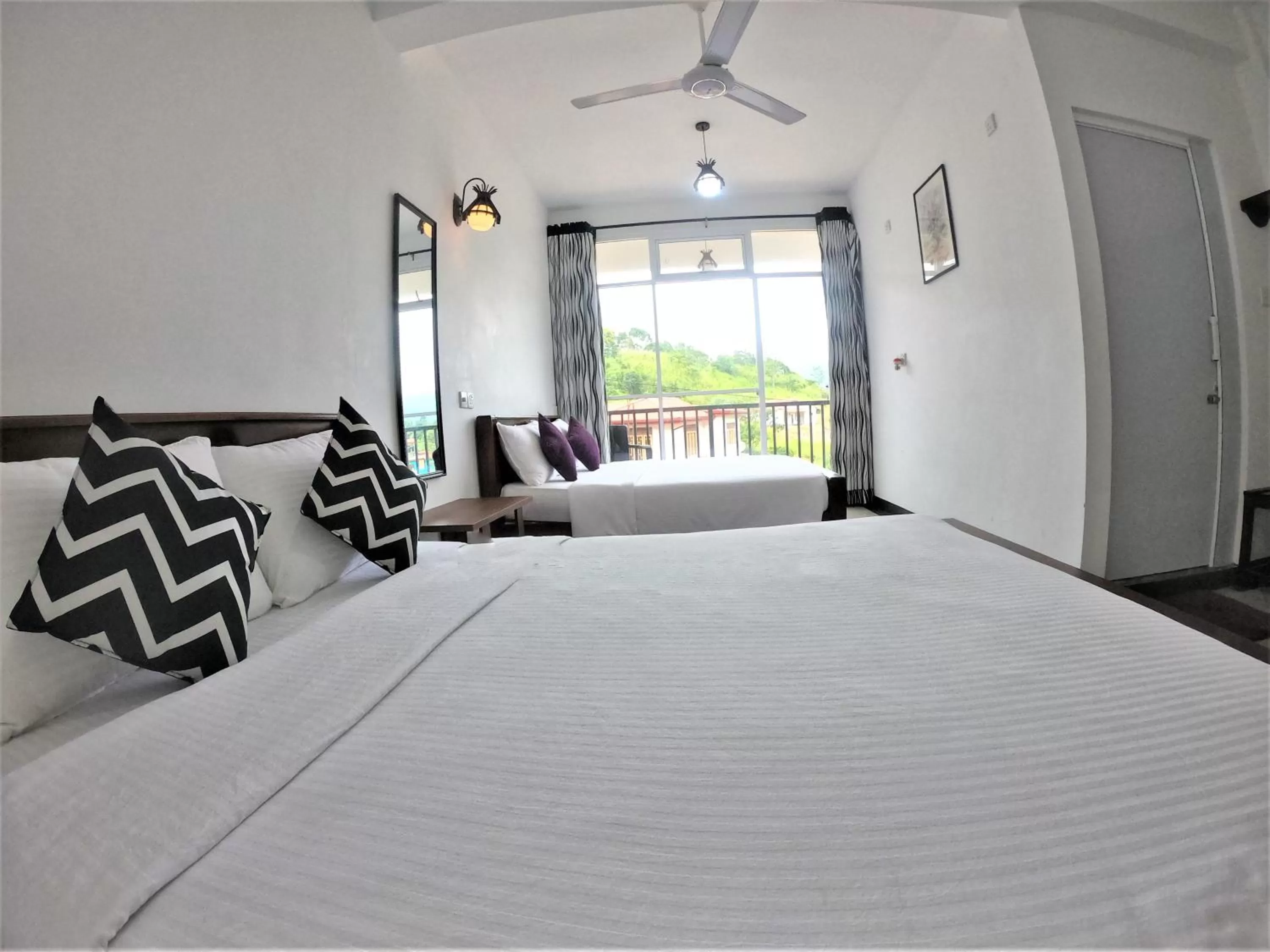 Photo of the whole room, Bed in 4 Aces Ella