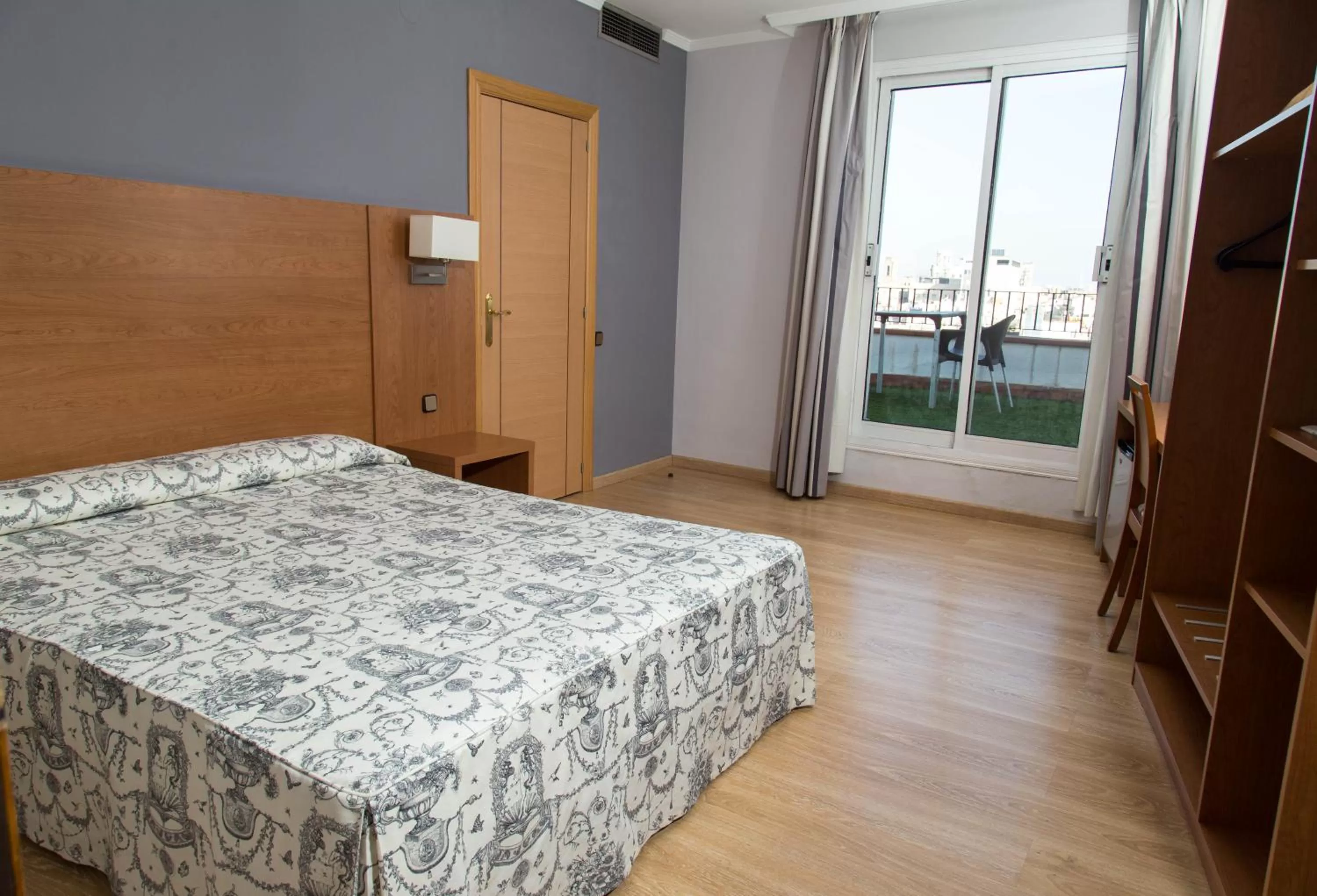 Photo of the whole room, Bed in Ramblas Hotel