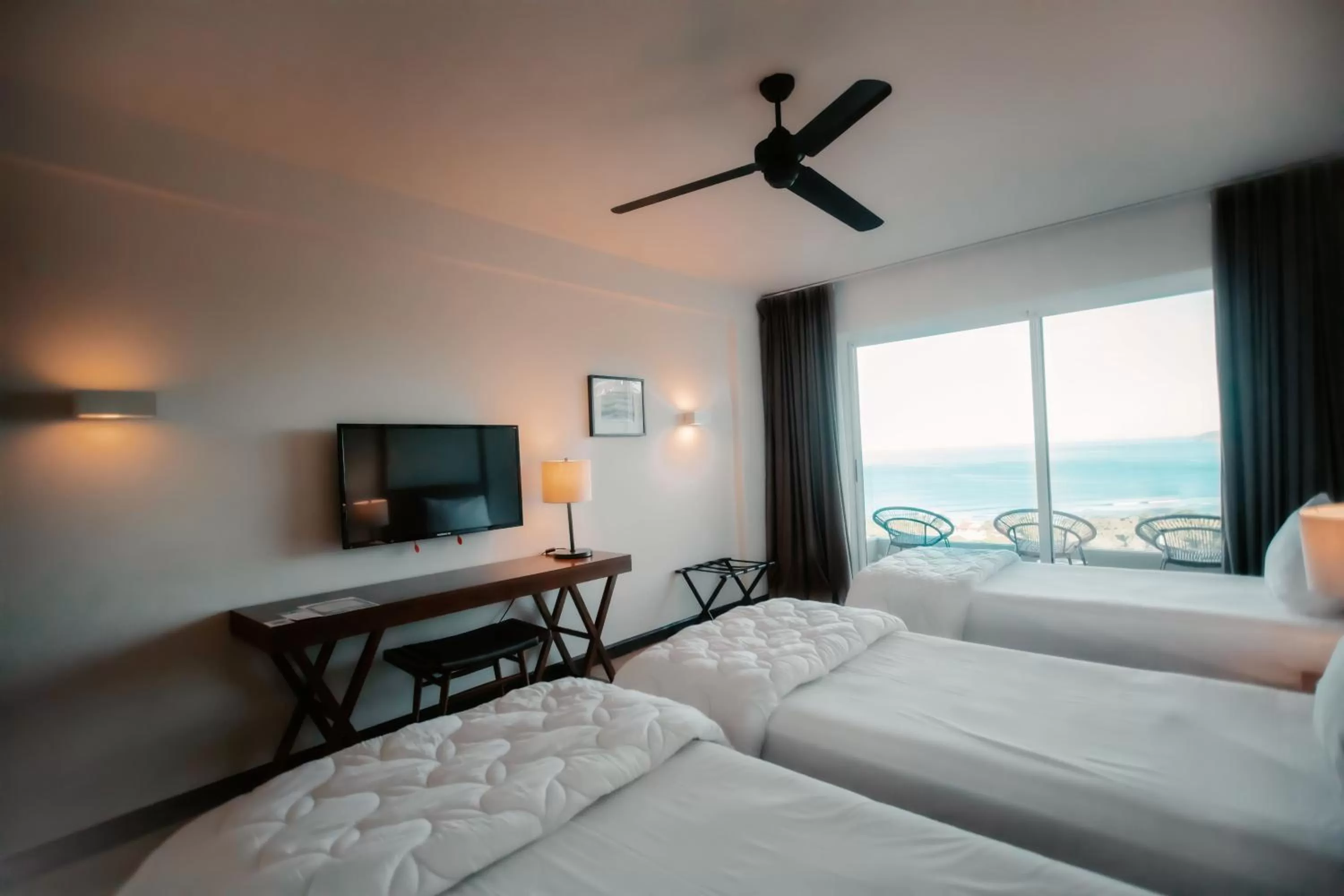 Photo of the whole room, Bed in Wyndham Tamarindo