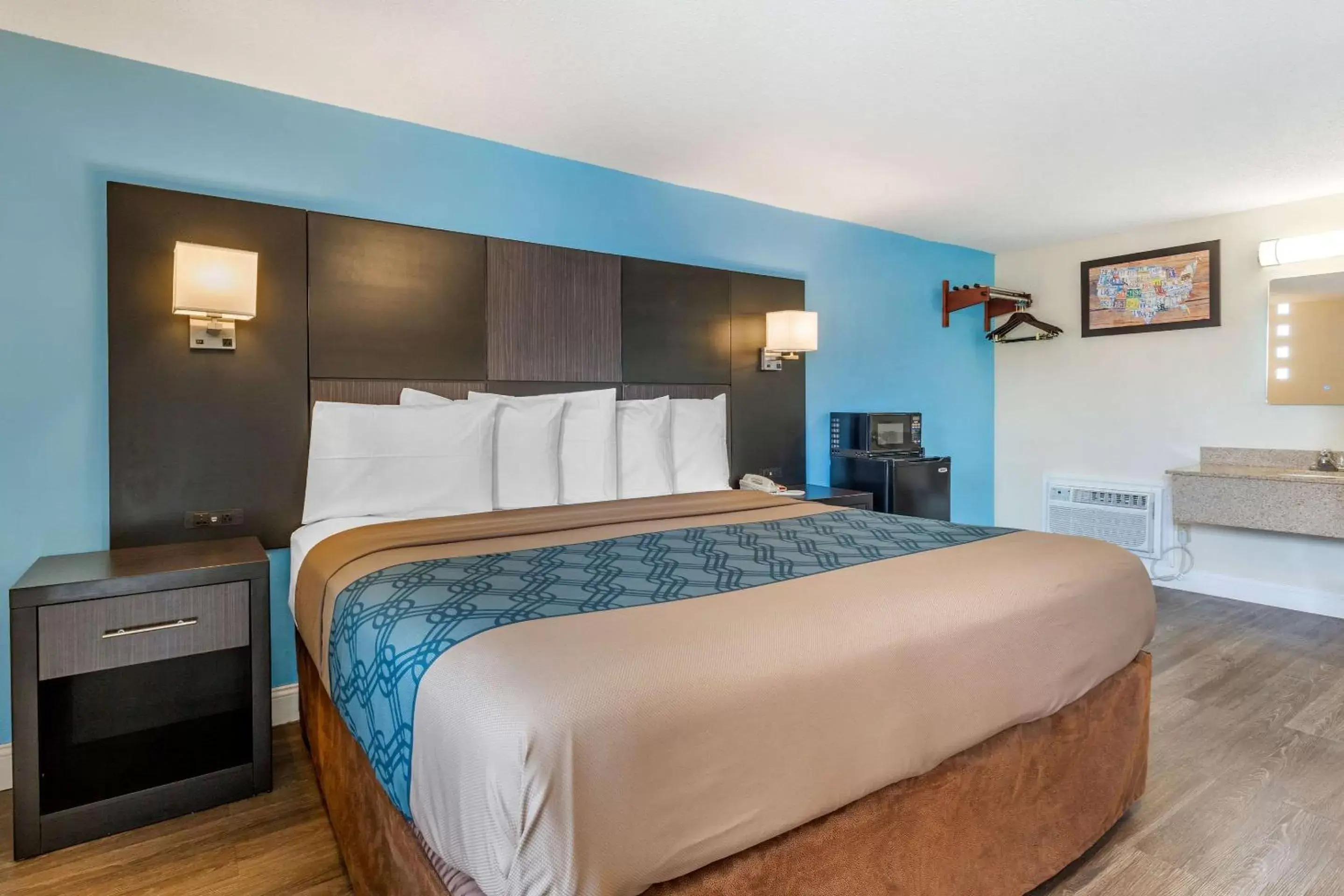 Deluxe King Room - Non-Smoking in Econo Lodge West Yarmouth on Cape Cod Deluxe King Room - Non-Smoking in Econo Lodge West Yarmouth on Cape Cod