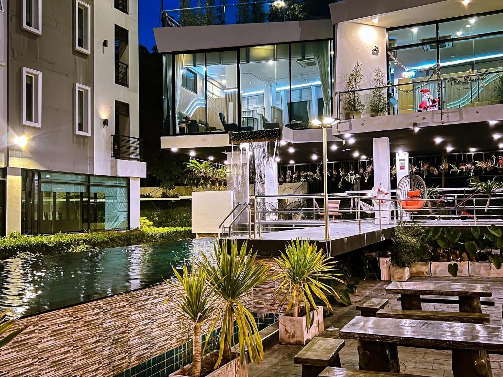 Swimming pool in The Contrast i Hotel