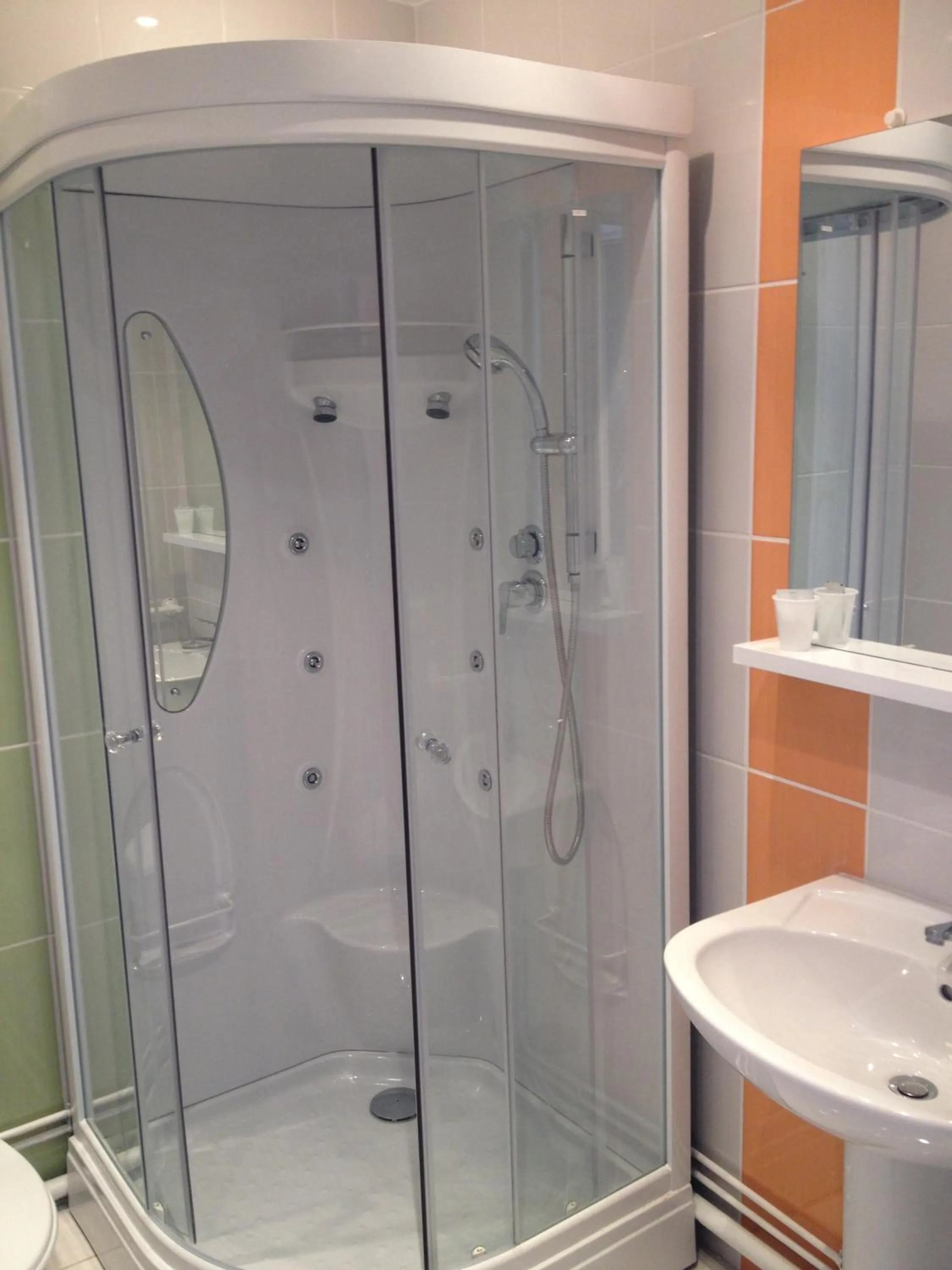 Bathroom in Hotel Couleurs Sud Centre-ville Gare Charleville-Mézières