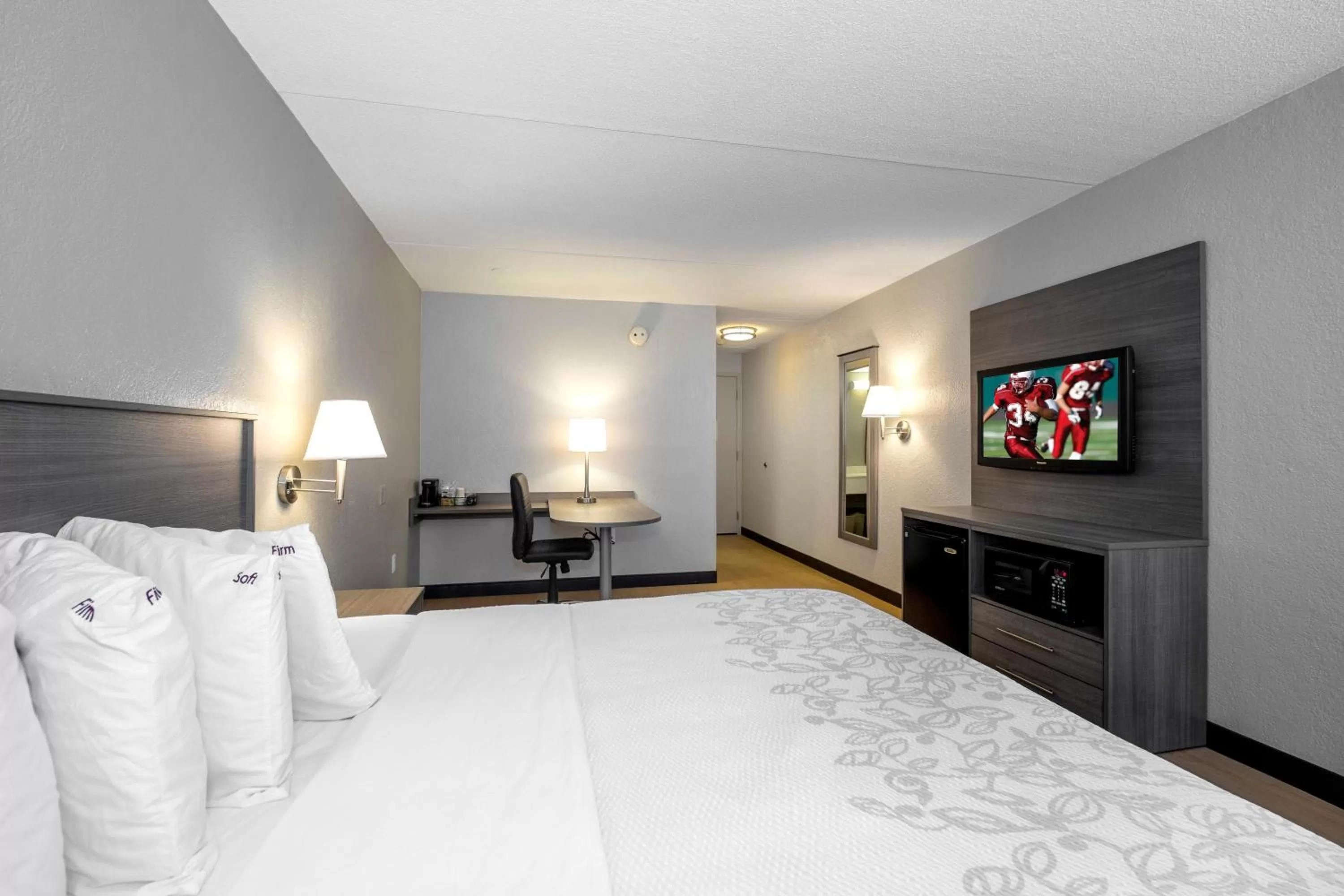 Photo of the whole room, Bed in Red Roof Inn PLUS Boston - Mansfield - Foxboro