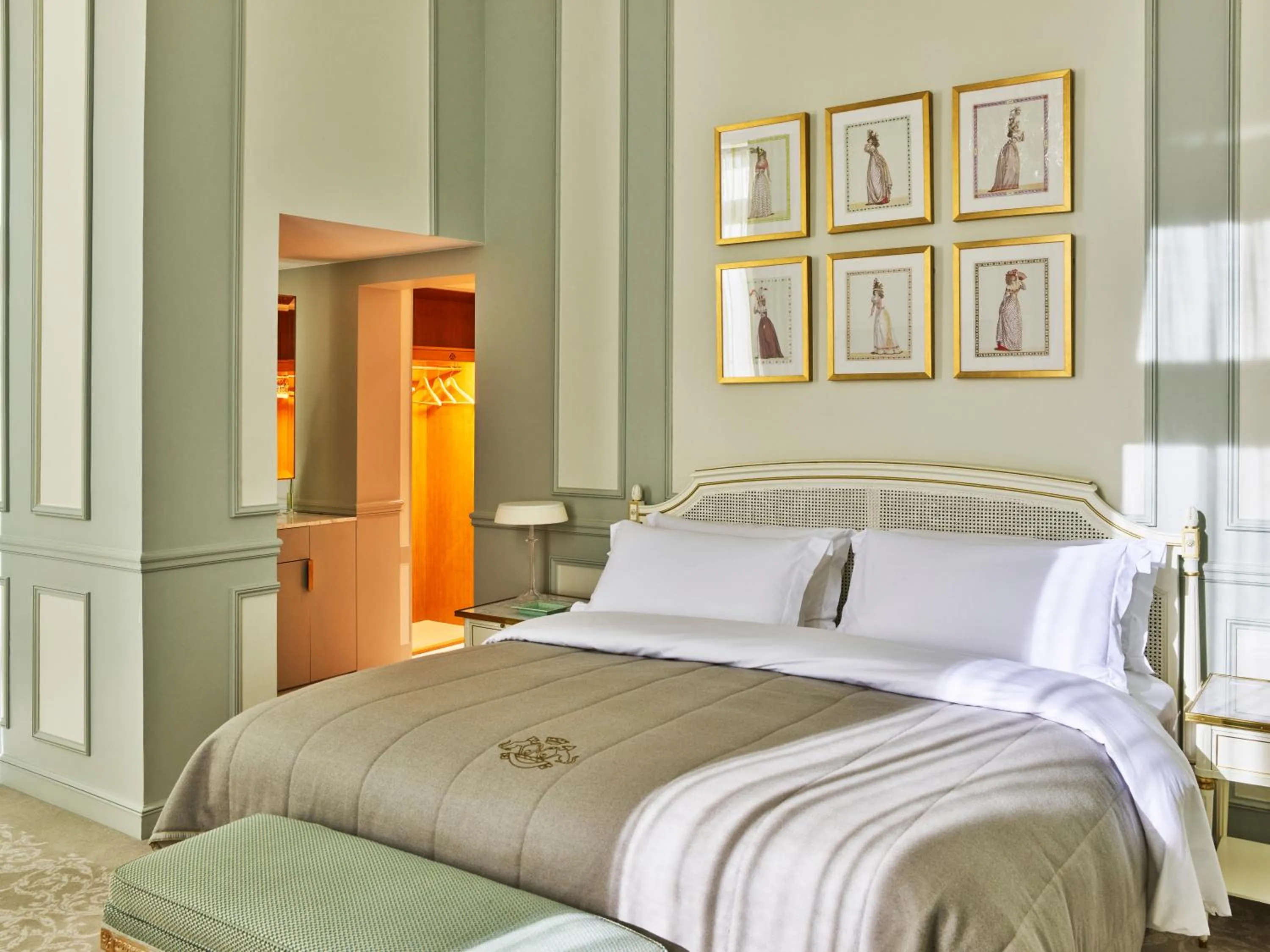 Bedroom, Bed in Le Meurice – Dorchester Collection