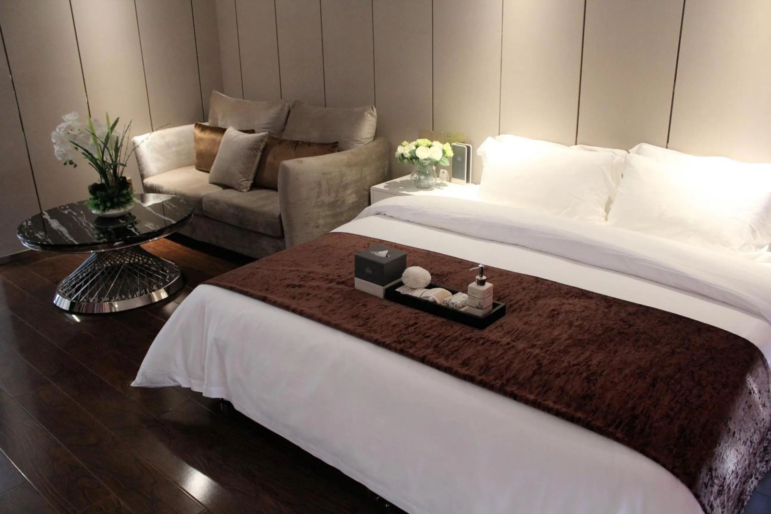 Decorative detail, Bed in Days Inn Business Place Goldwin Yantai