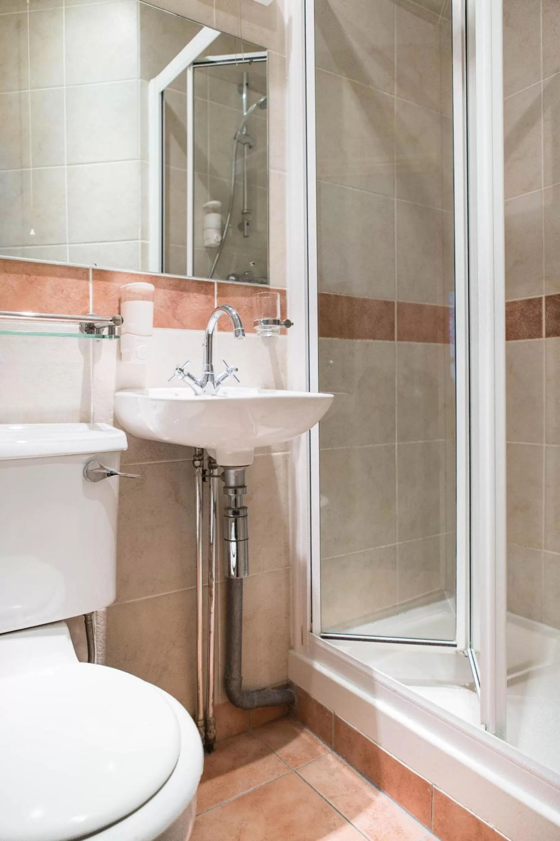 Shower in Shakespeare Hotel