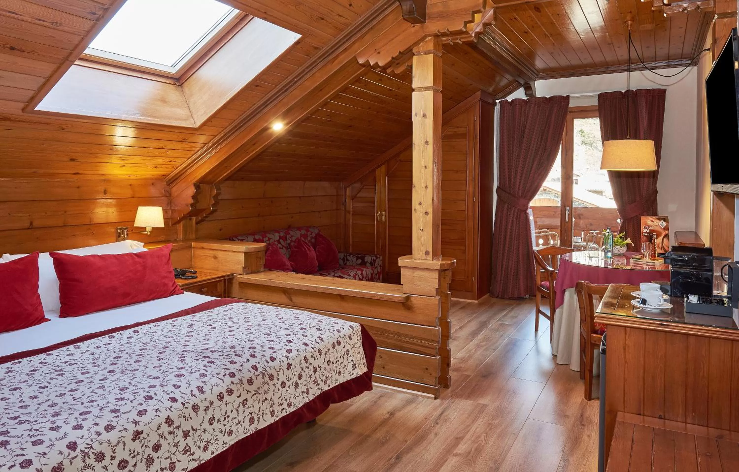 Photo of the whole room, Bed in Hotel Grèvol Spa