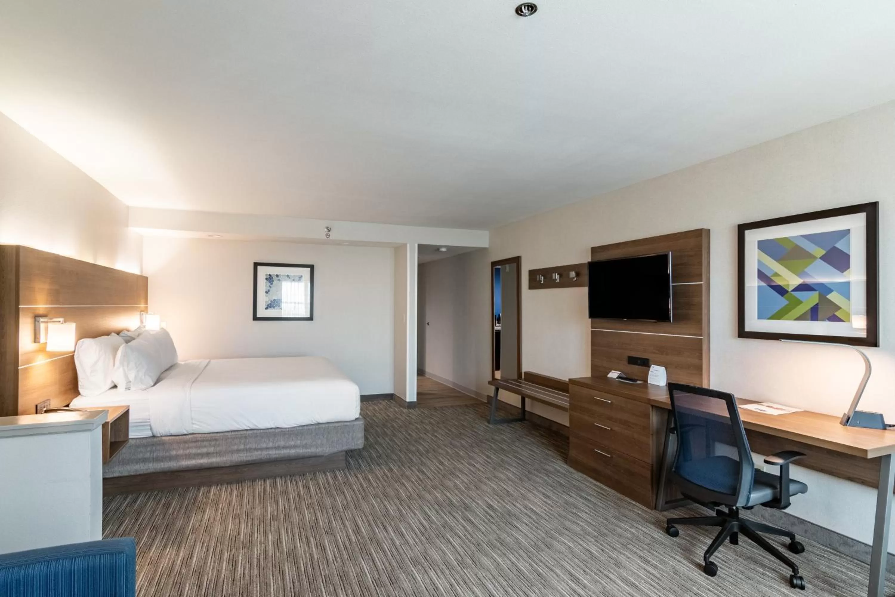 Photo of the whole room, Bed in Holiday Inn Express & Suites Camarillo by IHG