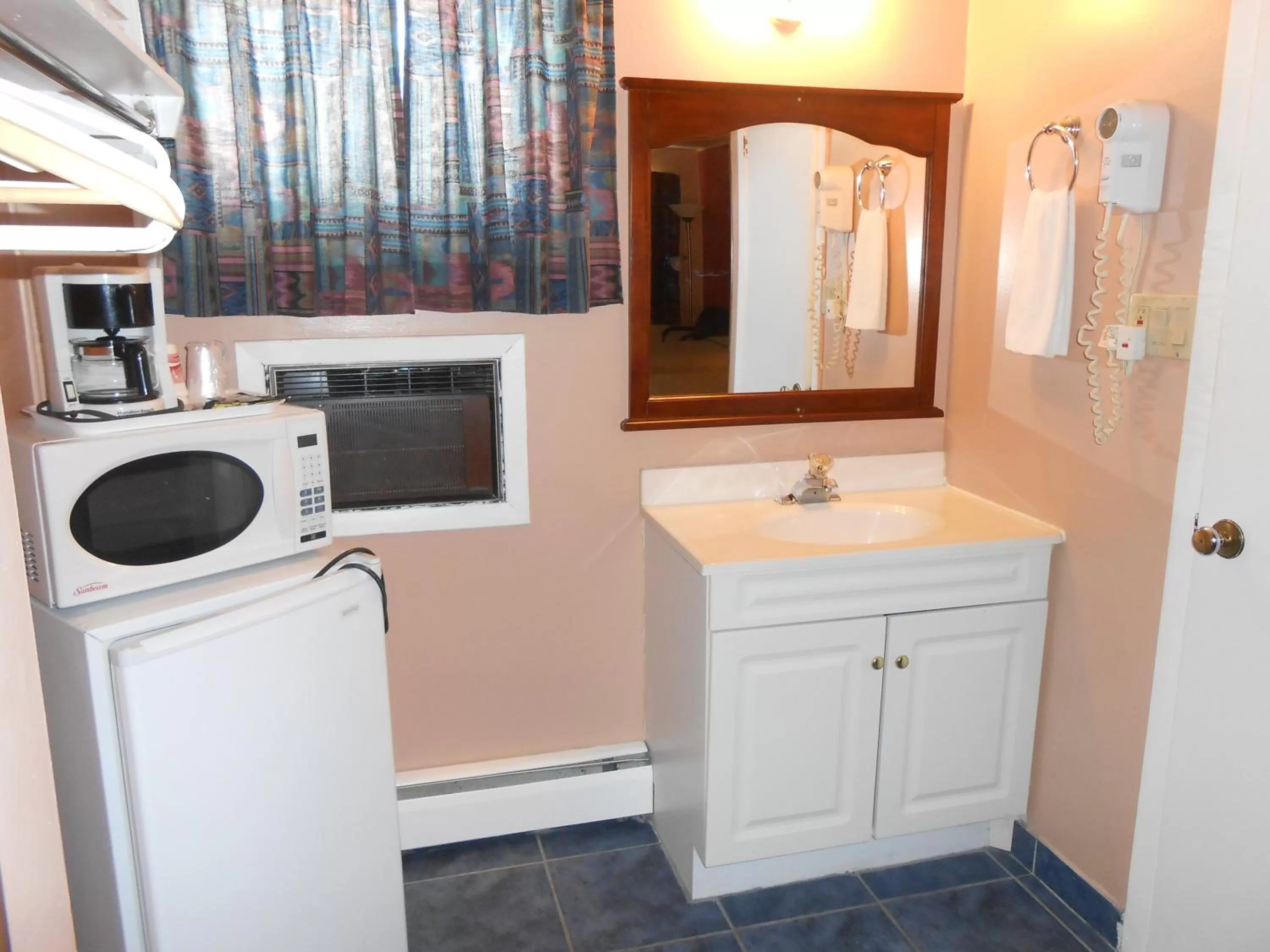 Coffee/tea facilities in Aquarius Motel