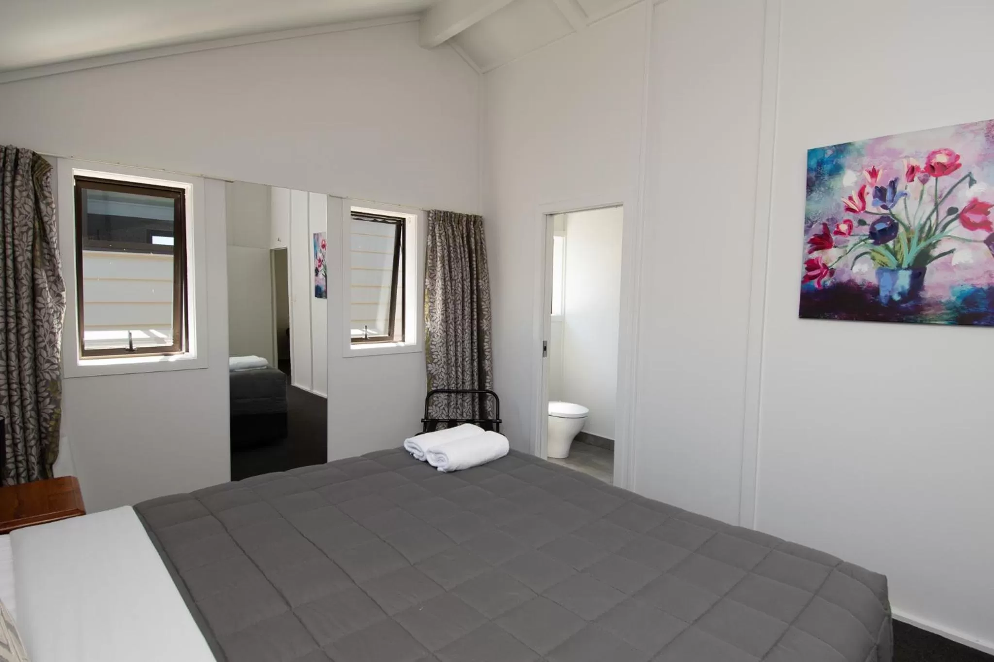 Toilet, Bed in Middle Park Motel