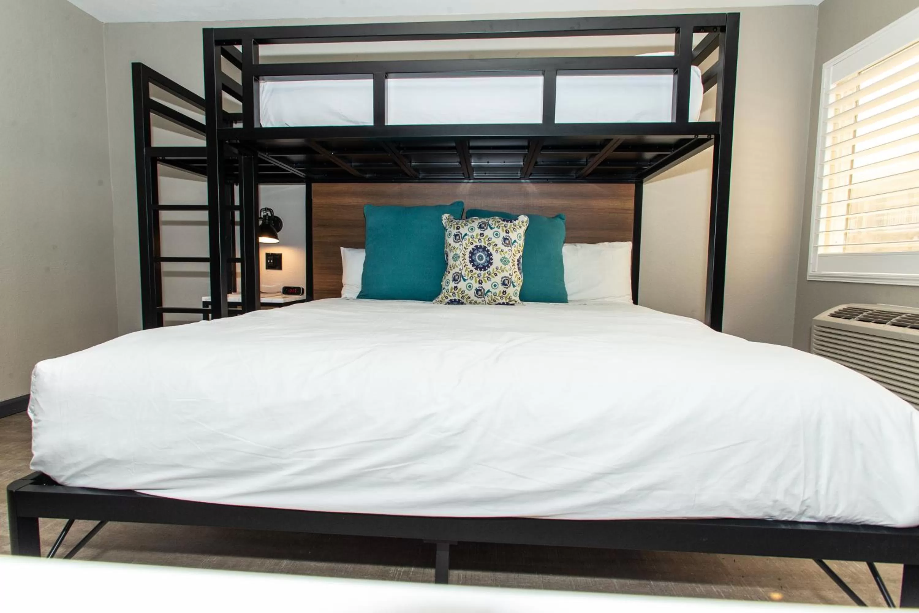 bunk bed, Bed in Magnolia Tree Hotel-Maingate/Anaheim Convention Center