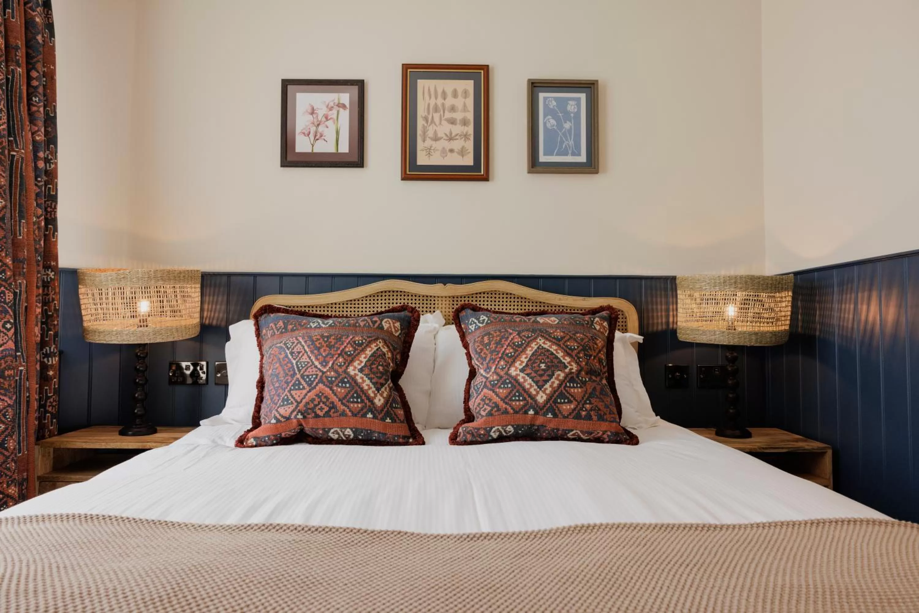 Bedroom, Bed in The George & Dragon