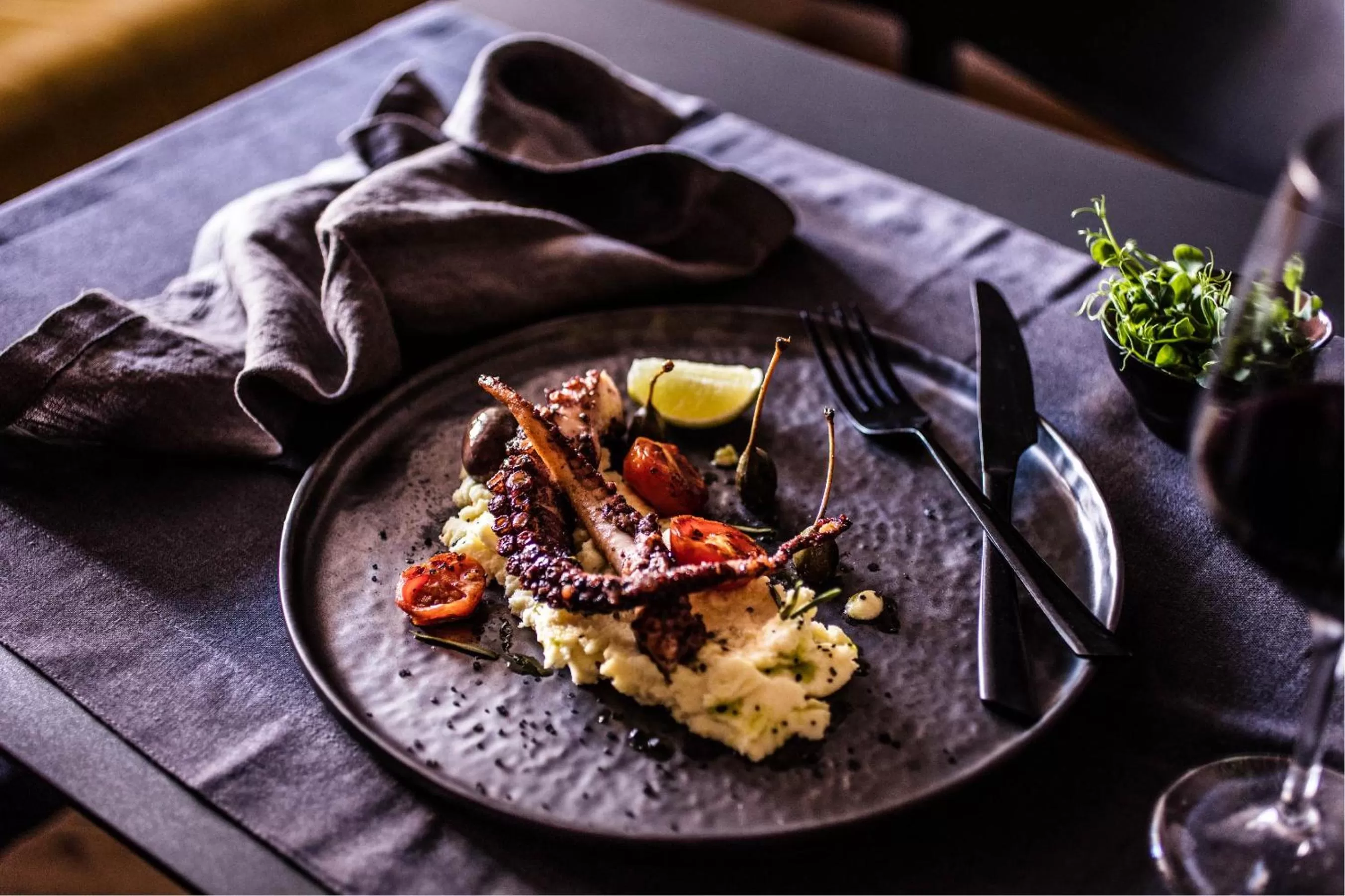 Restaurant/places to eat in Vander Urbani Resort - a Member of Design Hotels