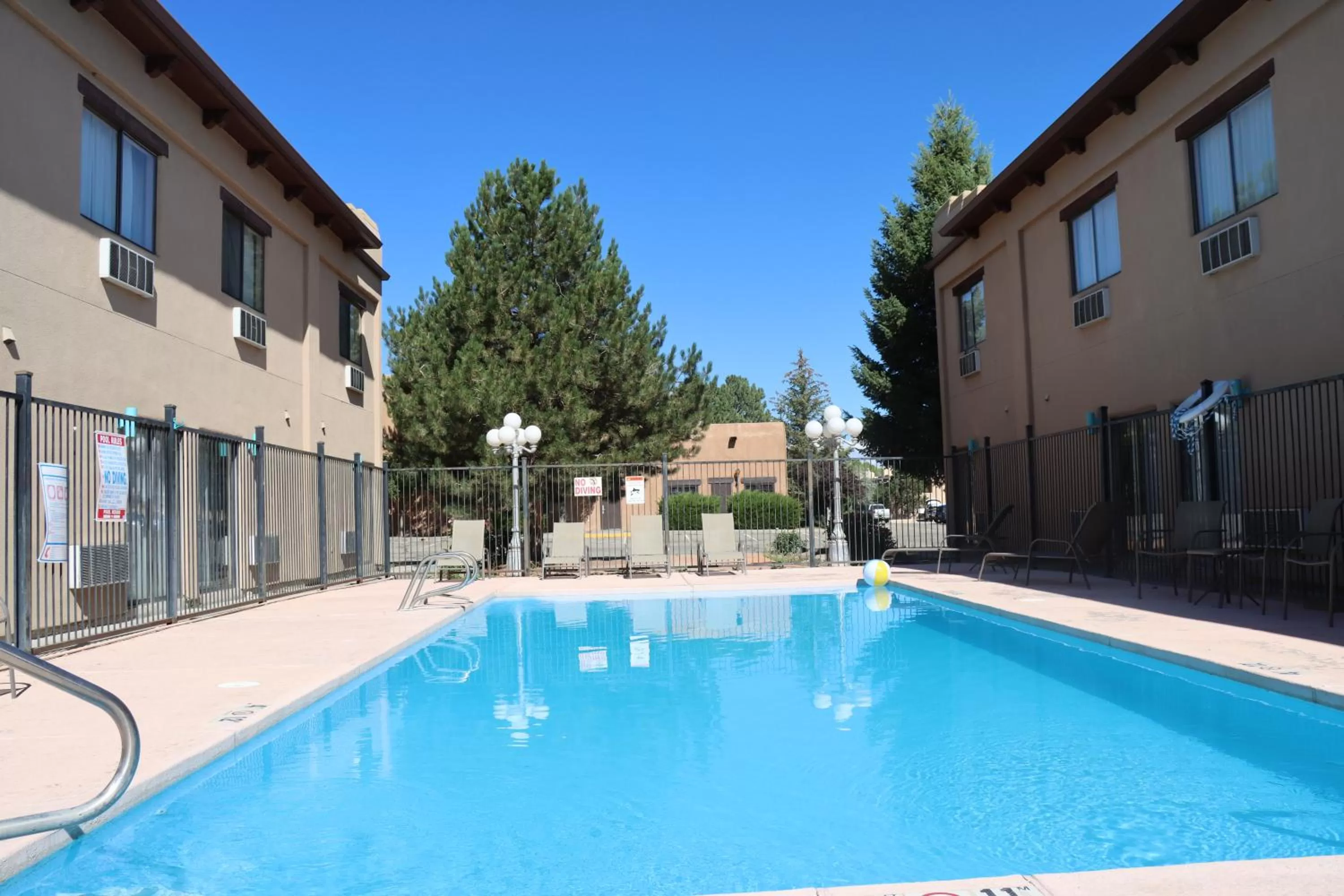 Swimming pool in Sagebrush Inn & Suites