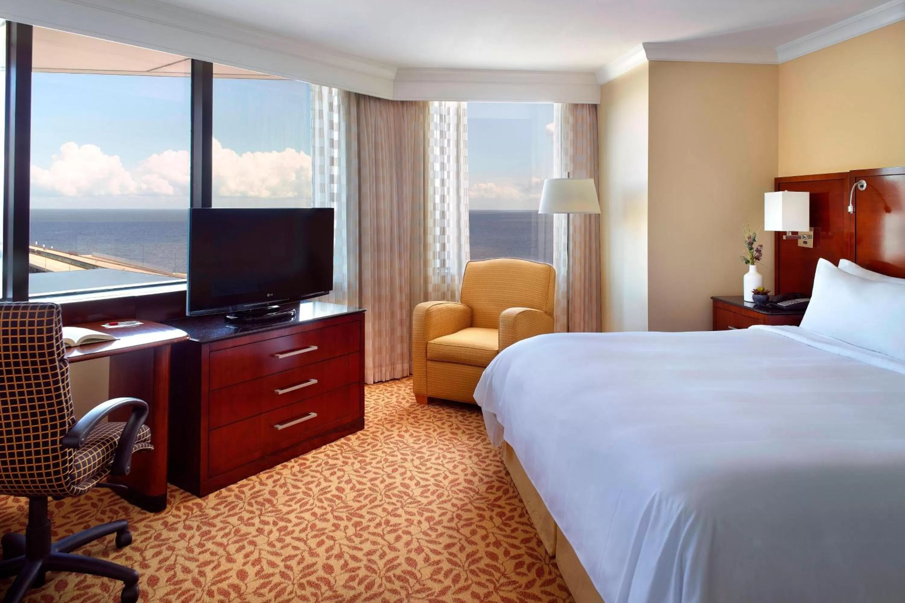 Bedroom, Bed in New Orleans Marriott Metairie At Lakeway