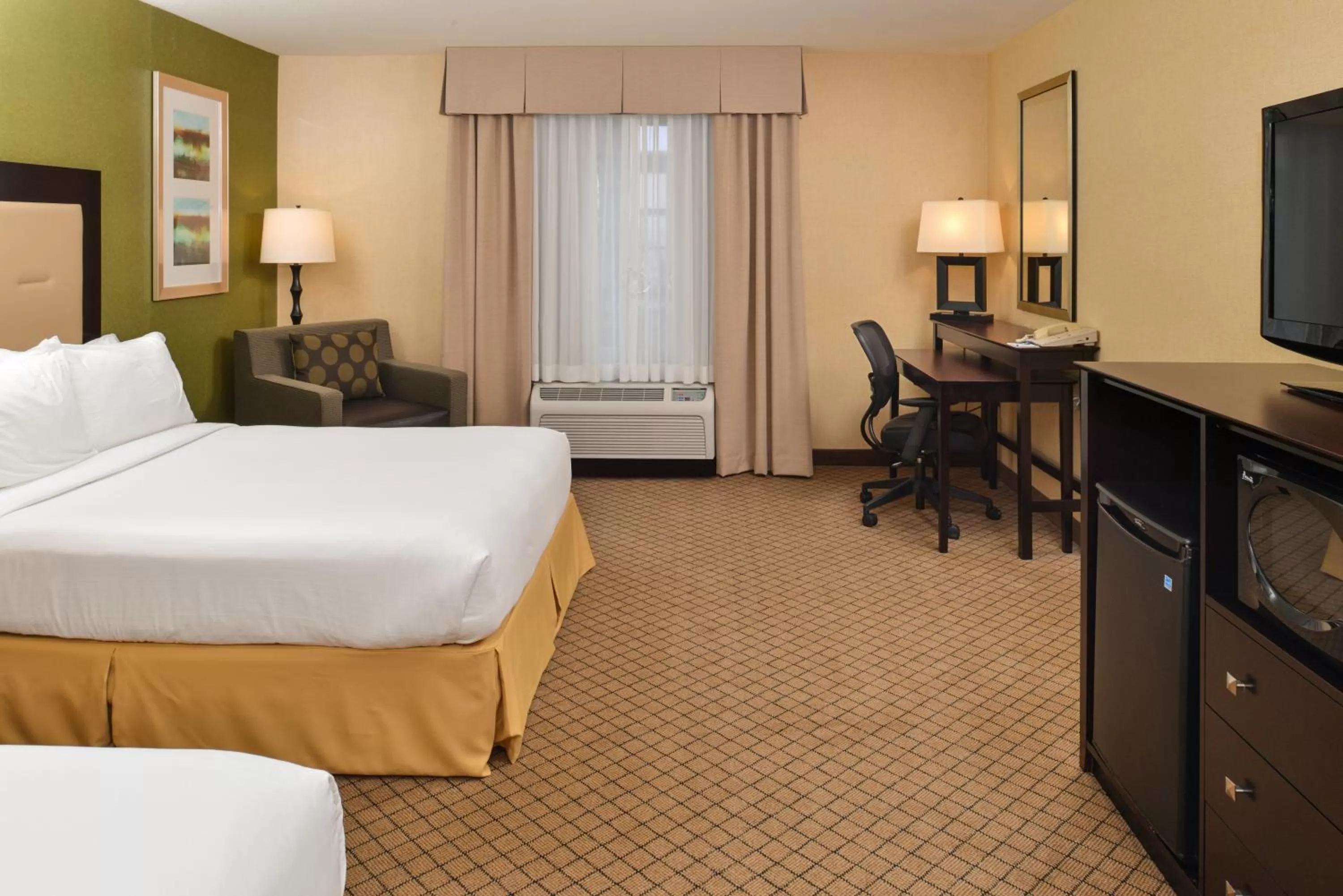 Bed in Holiday Inn Express Woodland by IHG