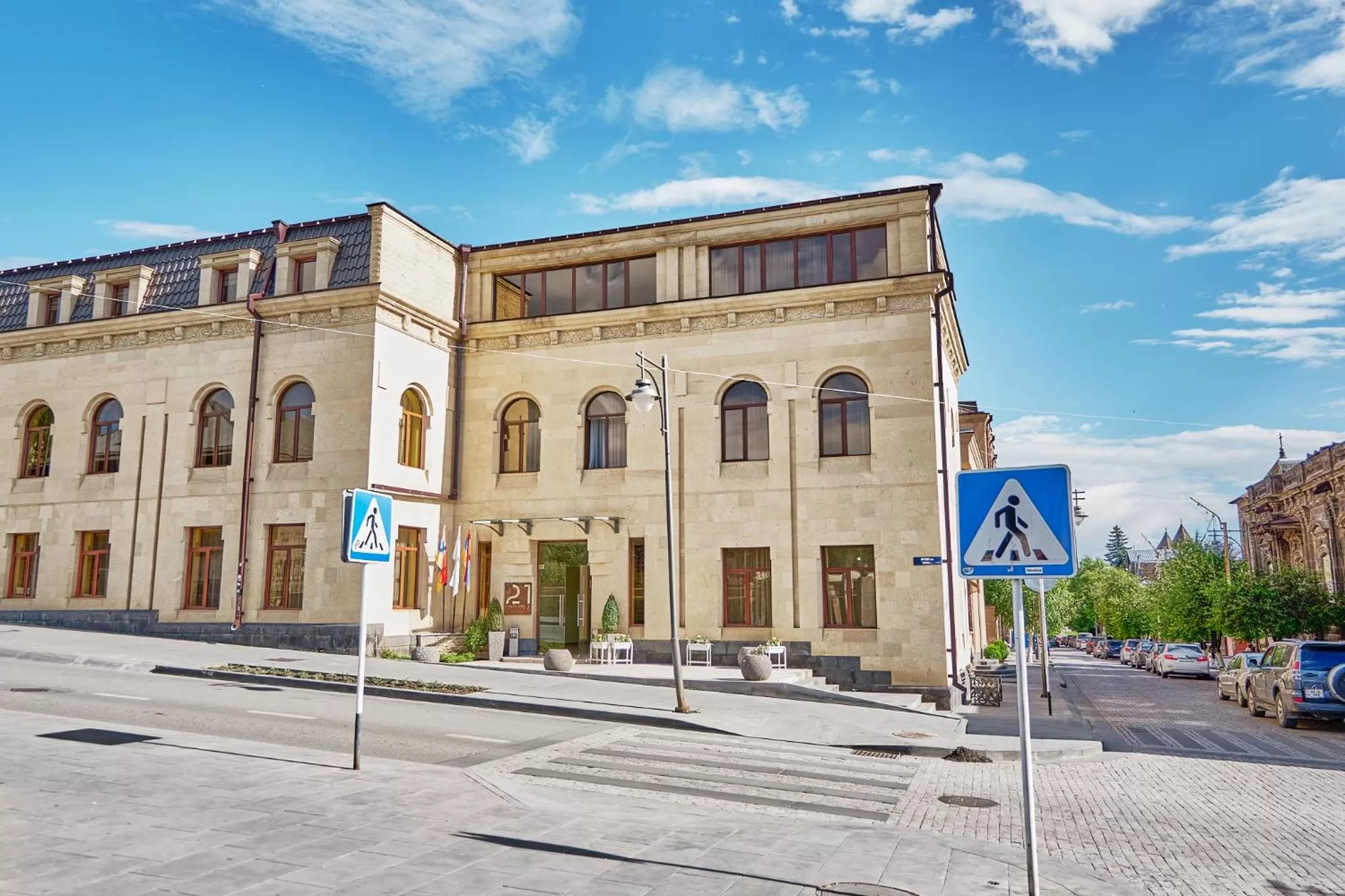 Property building in 21 Rooms Hotel