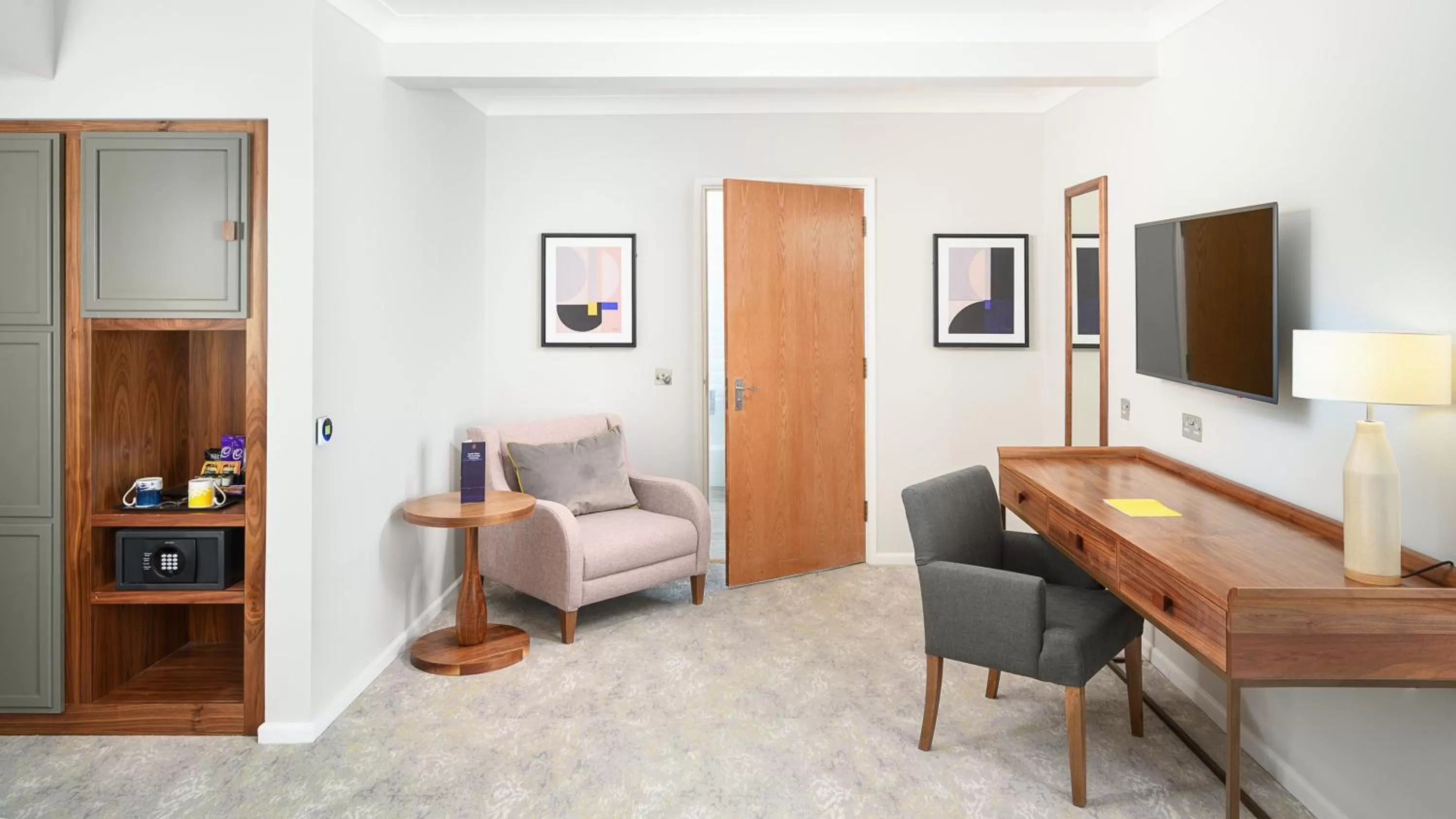 Photo of the whole room in voco Oxford Spires by IHG