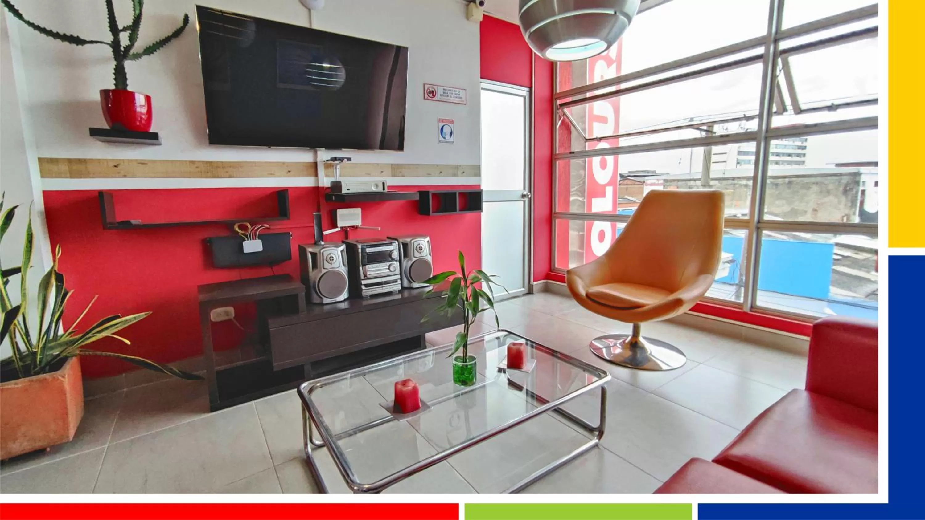 Communal lounge/ TV room in HOTEL COLOURS Cali