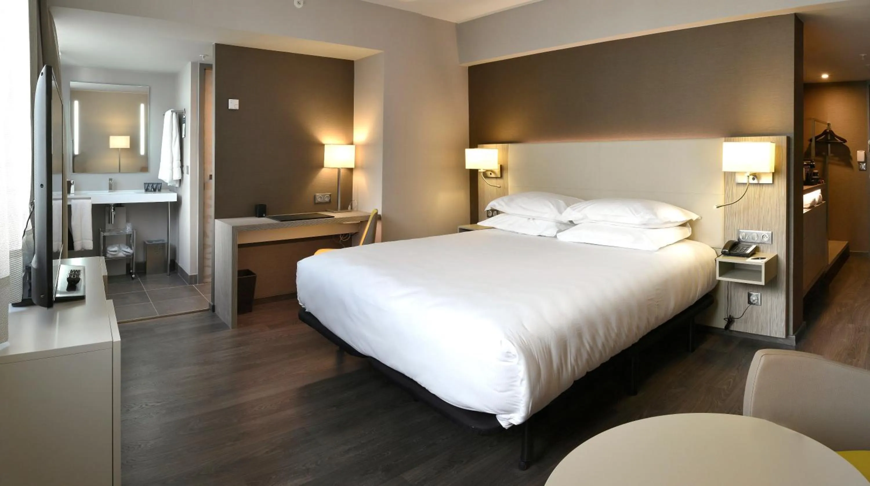 Photo of the whole room, Bed in AC Hotel by Marriott Marseille Prado Vélodrome