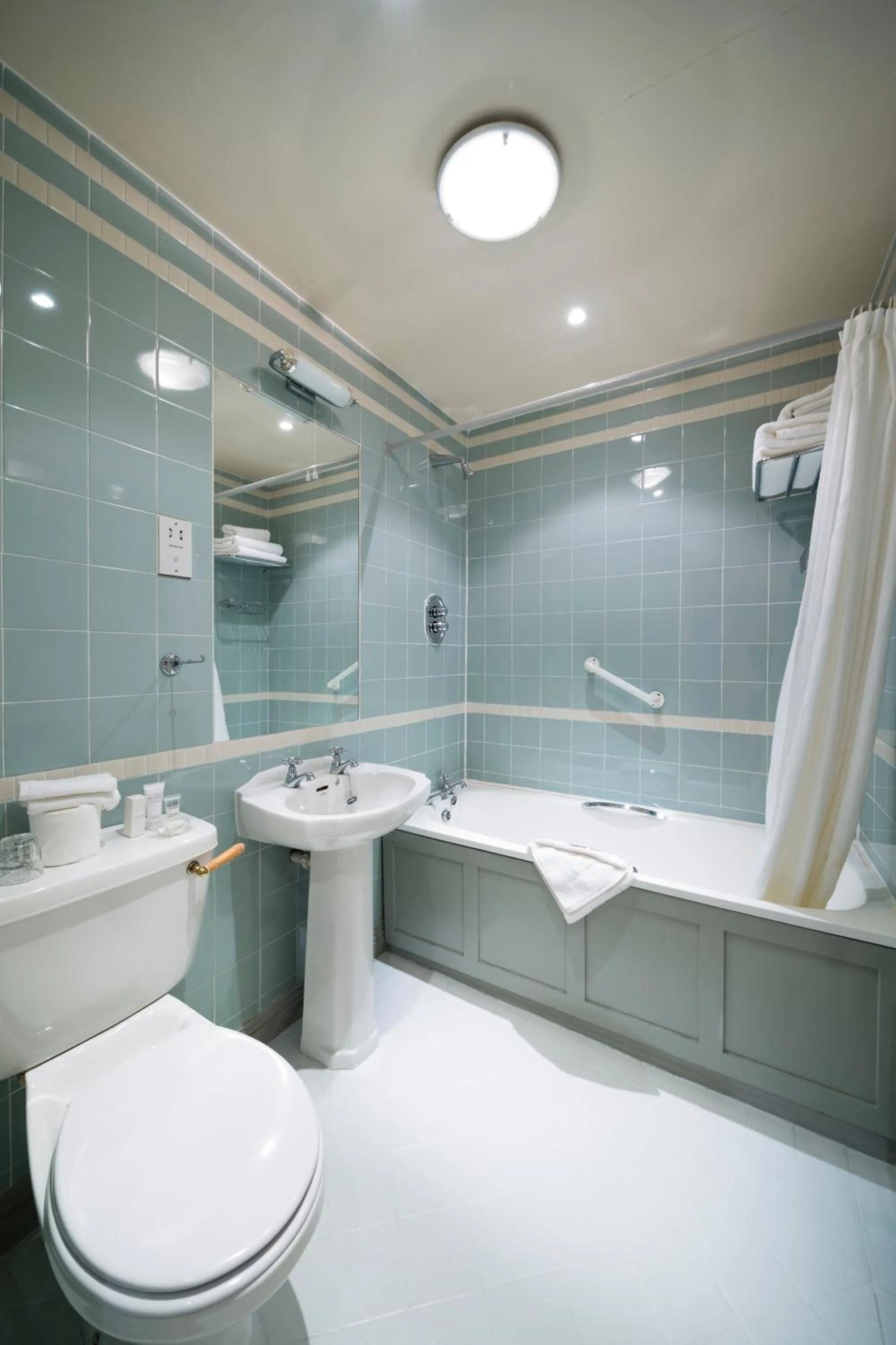 Bathroom in Aberdeen Lodge