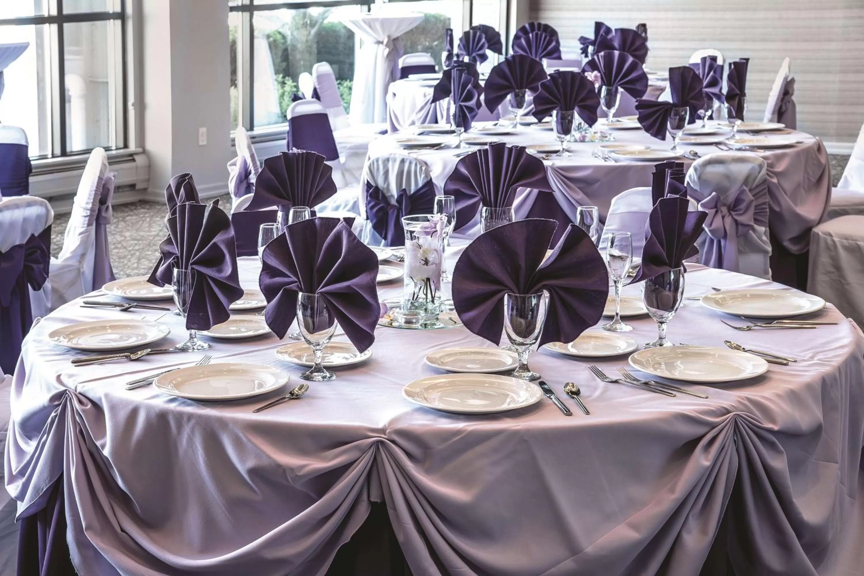 Dining area in DoubleTree by Hilton Racine Harbourwalk