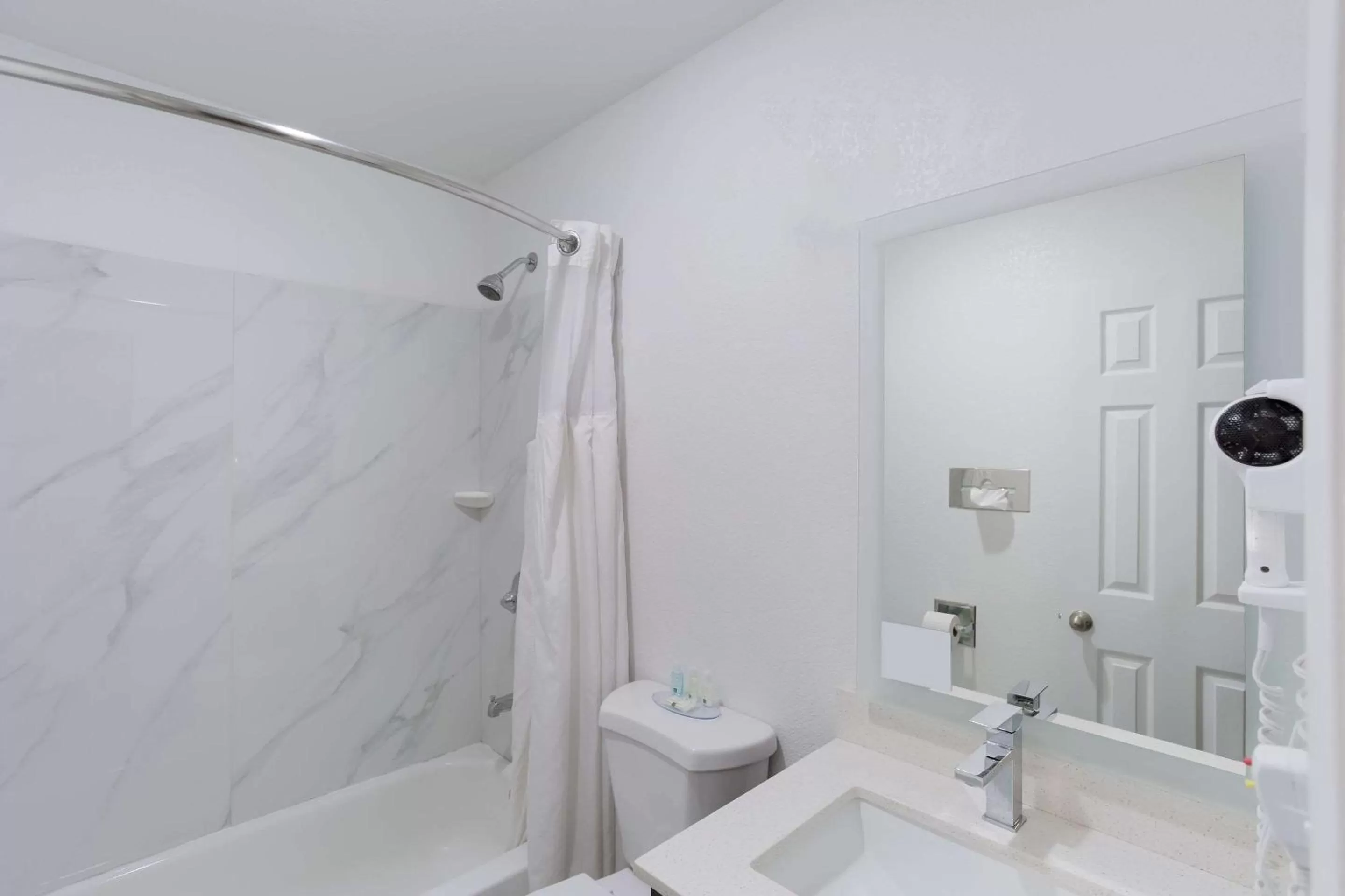 Bathroom in Quality Inn Redding near I-5